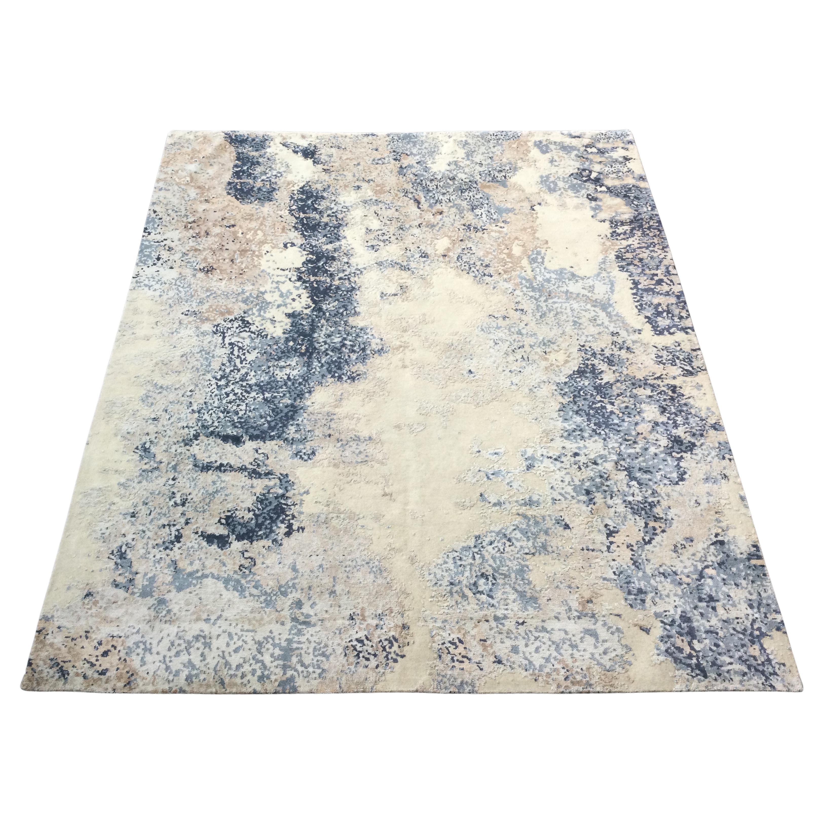 Abstrakter handgefertigter Teppich aus Seide und Wolle in Grau mit Design. 3,05 x 2,55 M im Angebot