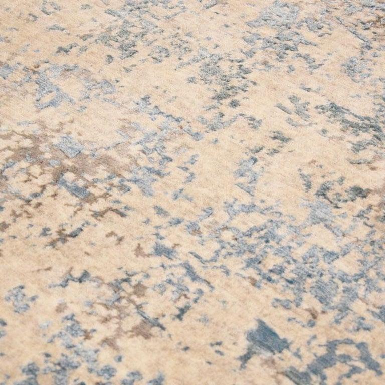 Abstrakter handgefertigter Teppich aus Seide und Wolle in Grau mit Design. 3,50 x 2,50 M (Handgewebt) im Angebot