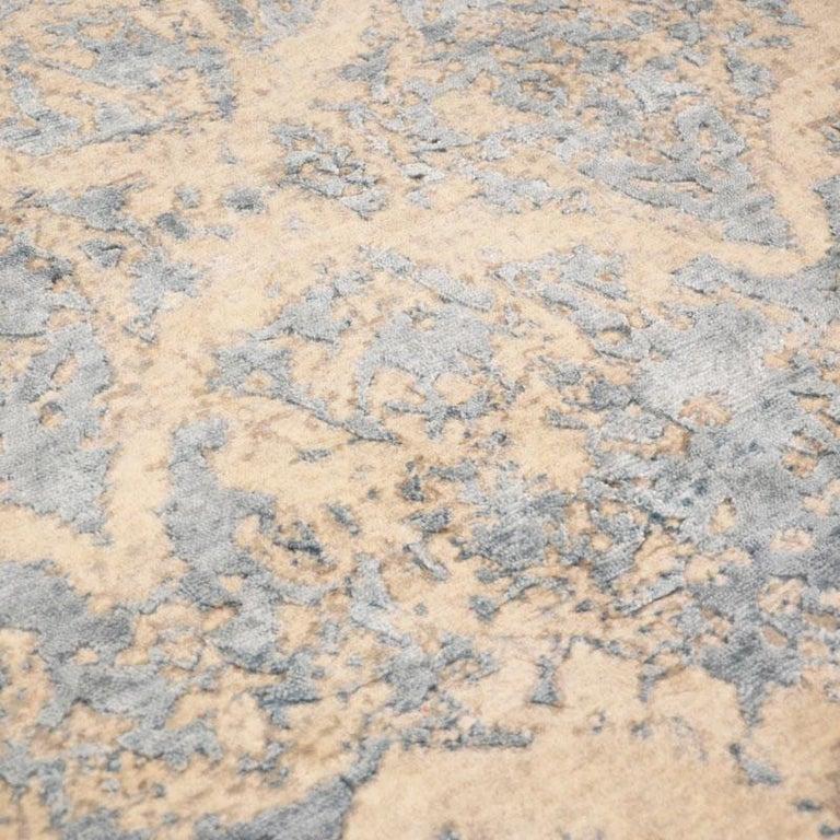 Abstrakter handgefertigter Teppich aus Seide und Wolle in Grau mit Design. 3,50 x 2,50 M im Zustand „Neu“ im Angebot in MADRID, ES