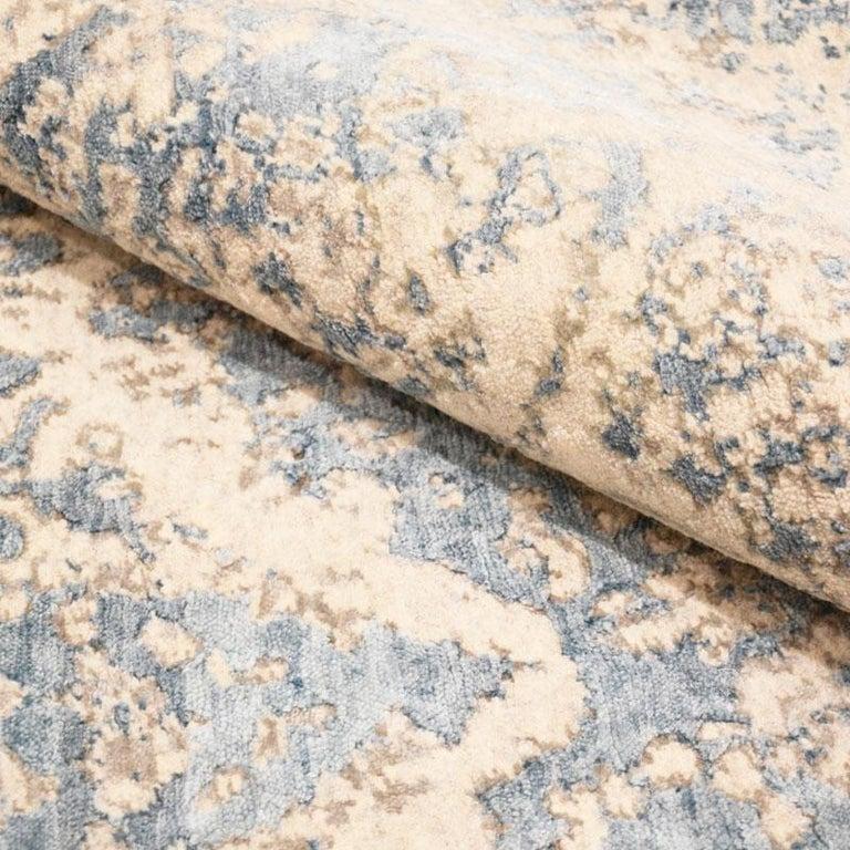 Abstrakter handgefertigter Teppich aus Seide und Wolle in Grau mit Design. 3,50 x 2,50 M im Angebot 1