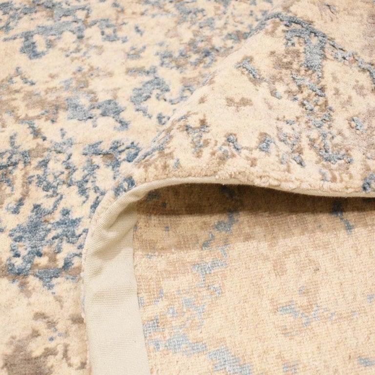 Abstrakter handgefertigter Teppich aus Seide und Wolle in Grau mit Design. 3,50 x 2,50 M im Angebot 3