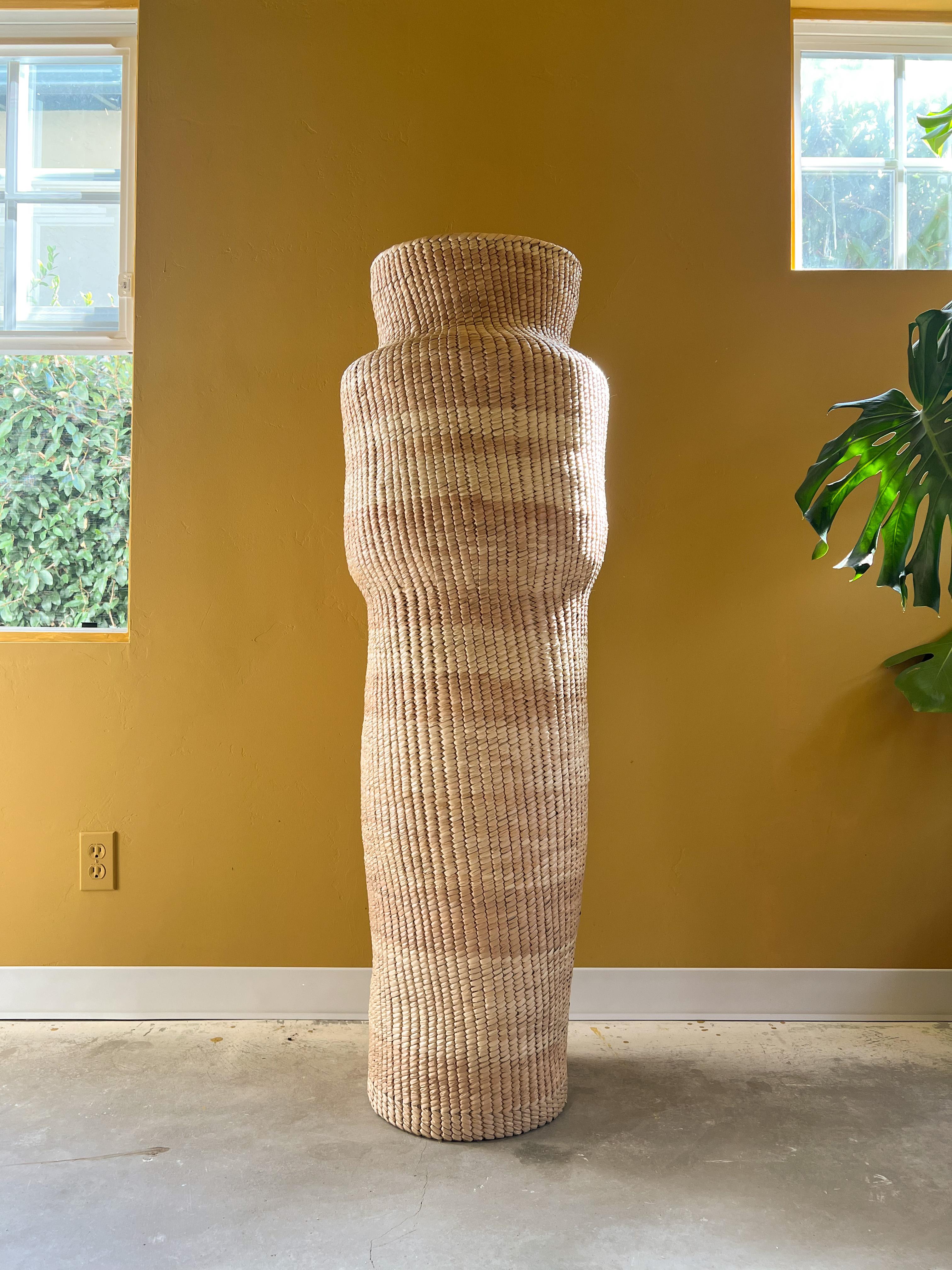 Ces sculptures surdimensionnées en palmier tressé à la main sont des chefs-d'œuvre réalisés par des artisans qualifiés à Oaxaca en utilisant les techniques traditionnelles de tressage du palmier caña transmises de génération en génération. Chaque