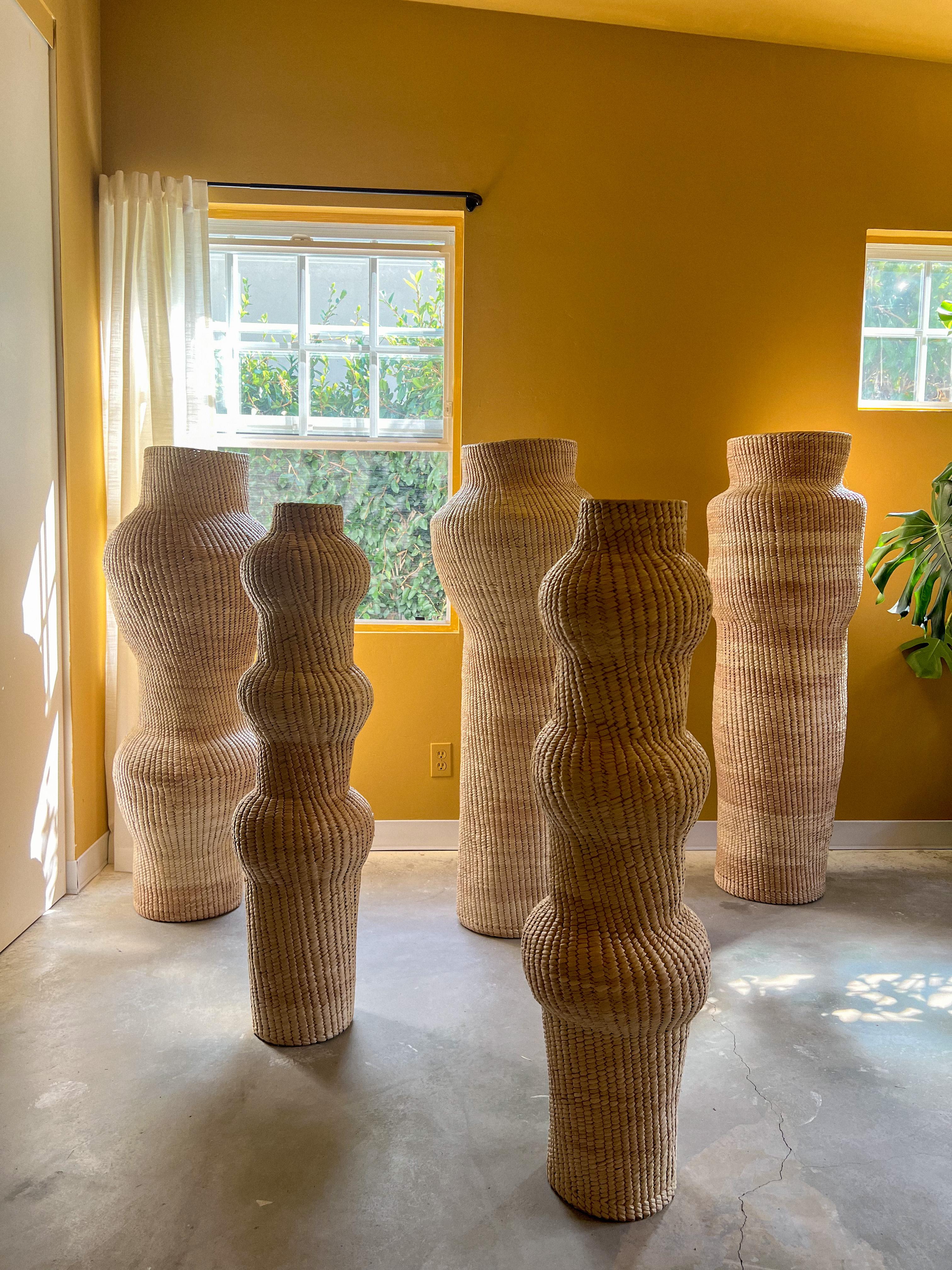 Ces sculptures surdimensionnées en palmier tressé à la main sont des chefs-d'œuvre réalisés par des artisans qualifiés à Oaxaca en utilisant les techniques traditionnelles de tressage du palmier caña transmises de génération en génération. Chaque