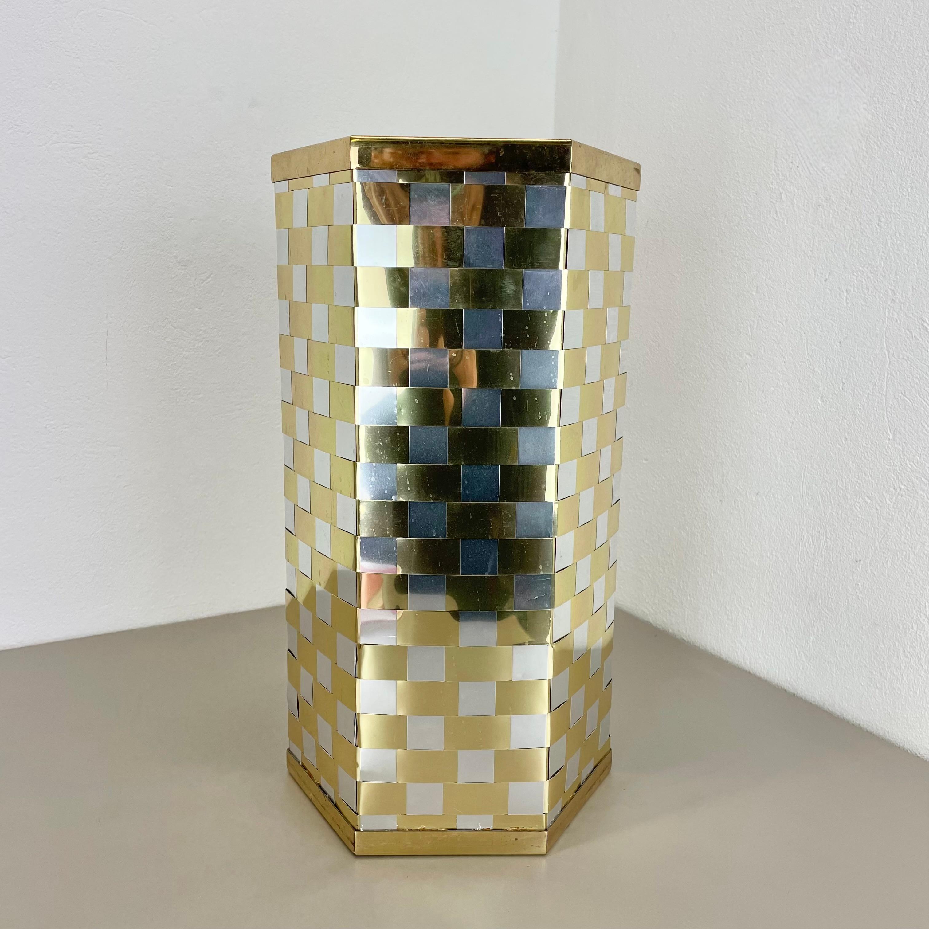 Article:

Umbrella stand


Origin:

ITALY in Style of Paul Evans



Age:

1970s






This original vintage Minimalist umbrella stand was produced in the 1970s in Italy. it remembers in style of the design of design by Paul Evans and Willy Rizzoi.