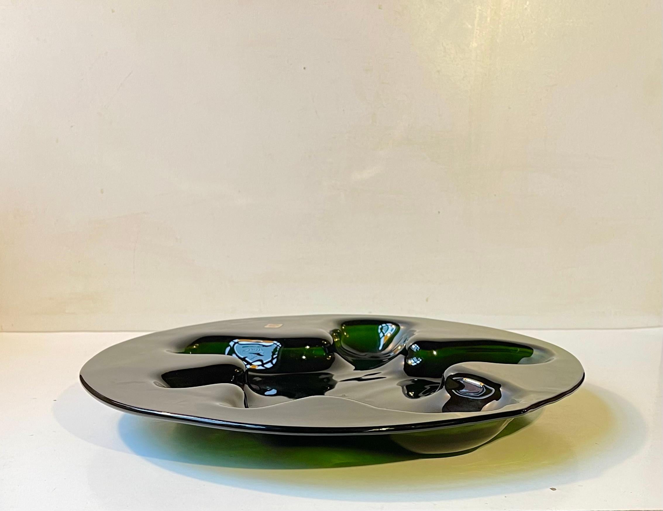 The largest ikebana flower arrangement dish from Holmegaard. Its color is called jade green and it features a connected 6 compartment abstract motif. Designed and blown by Michael Bang during the early-mid 1970s. 

Measurements: D: 36/34.5 cm,