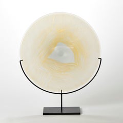 Abstrakte, gemusterte Glasplatte in Gold auf Grau mit Stand von Kate Jones