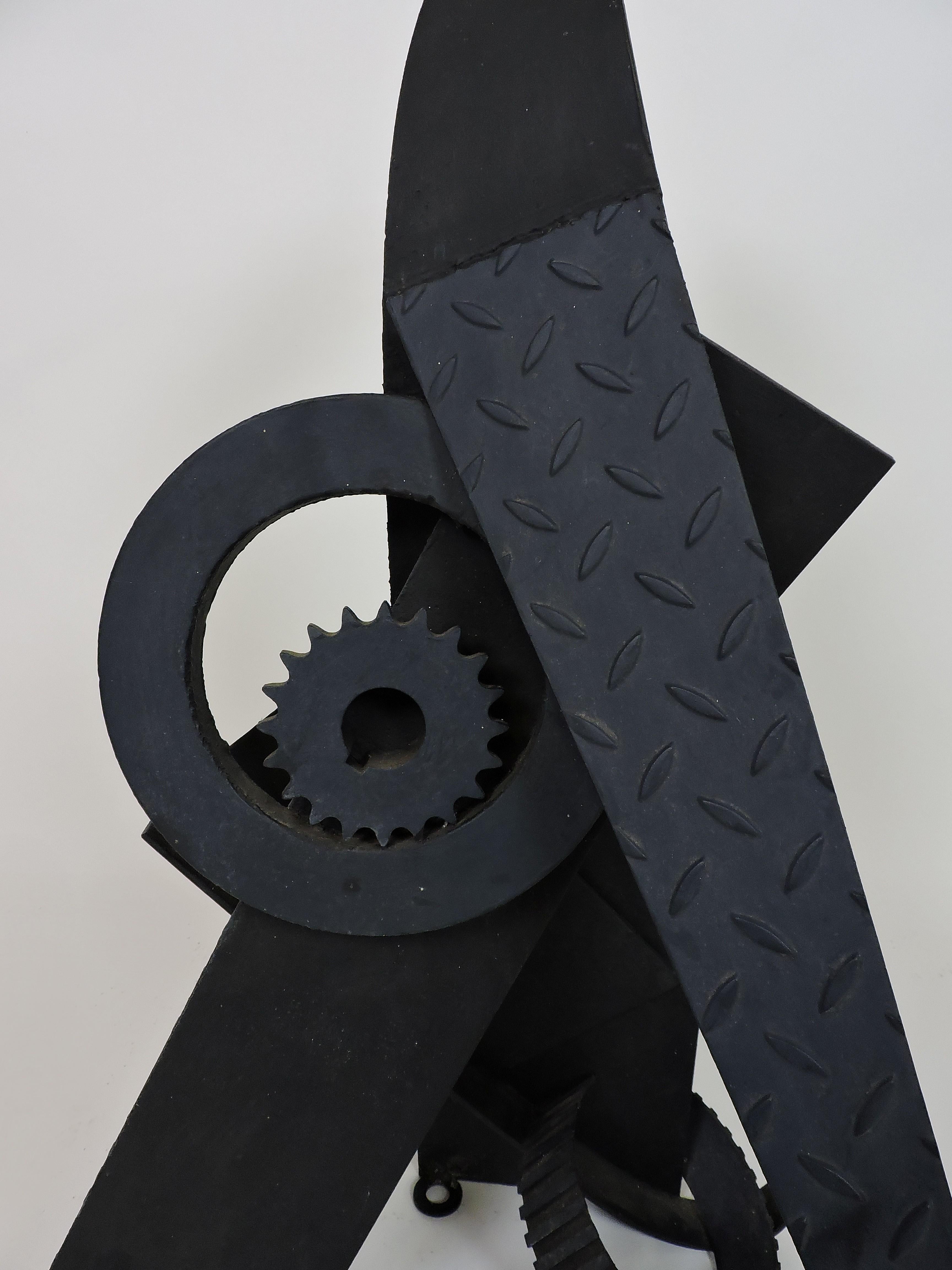 Escultura industrial abstracta de acero soldado 