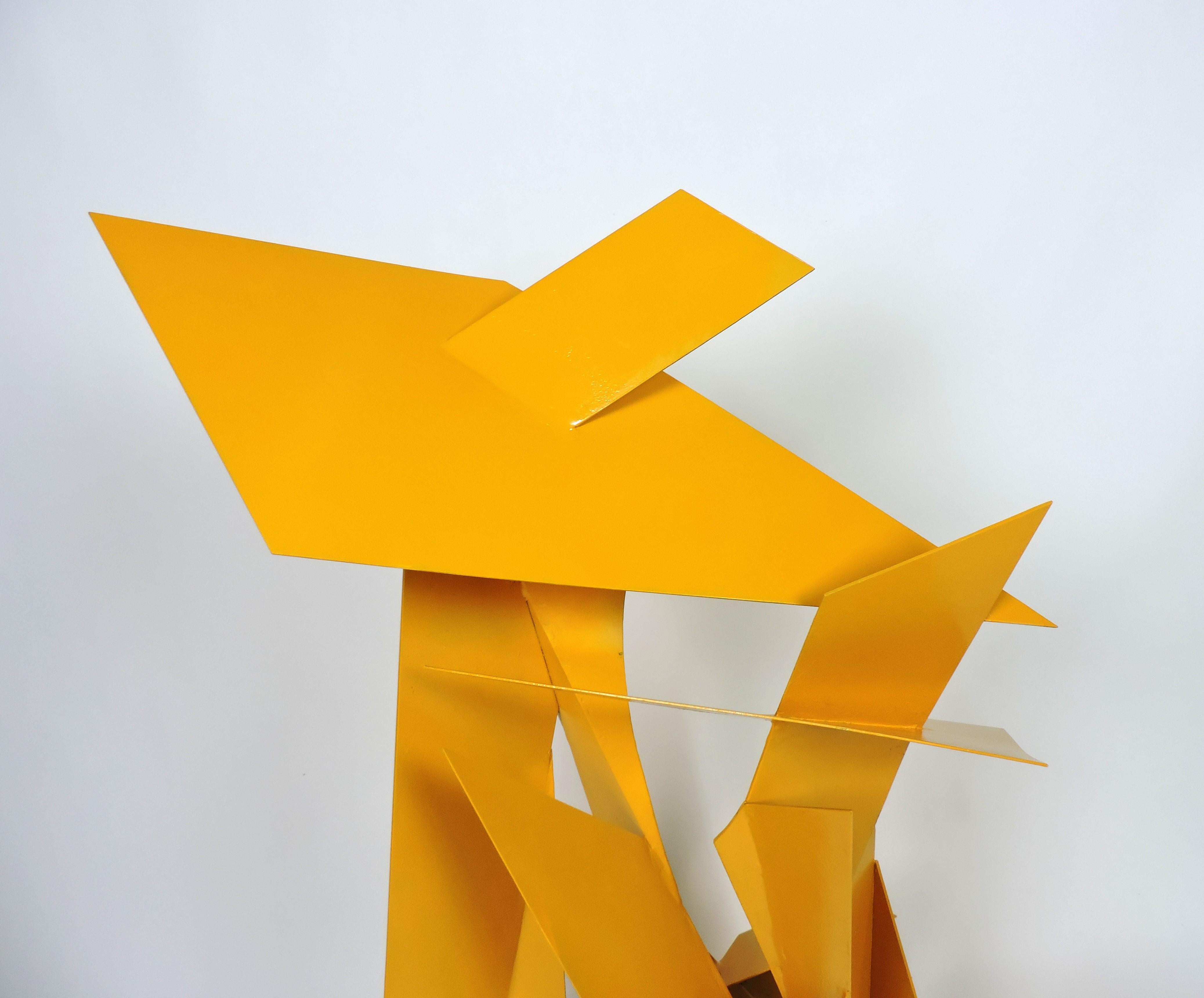 Escultura abstracta industrial de acero soldado 