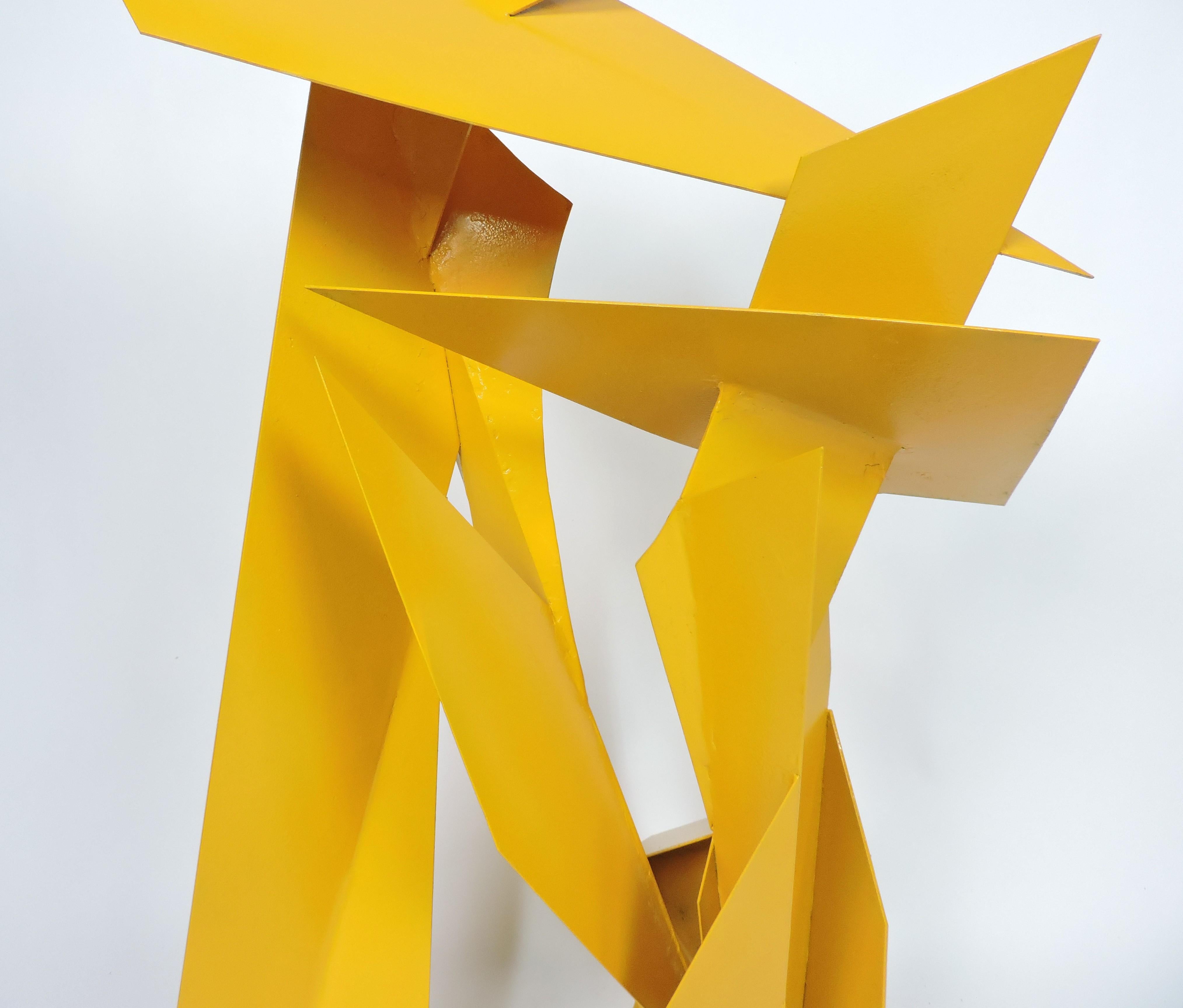 Escultura abstracta industrial de acero soldado 