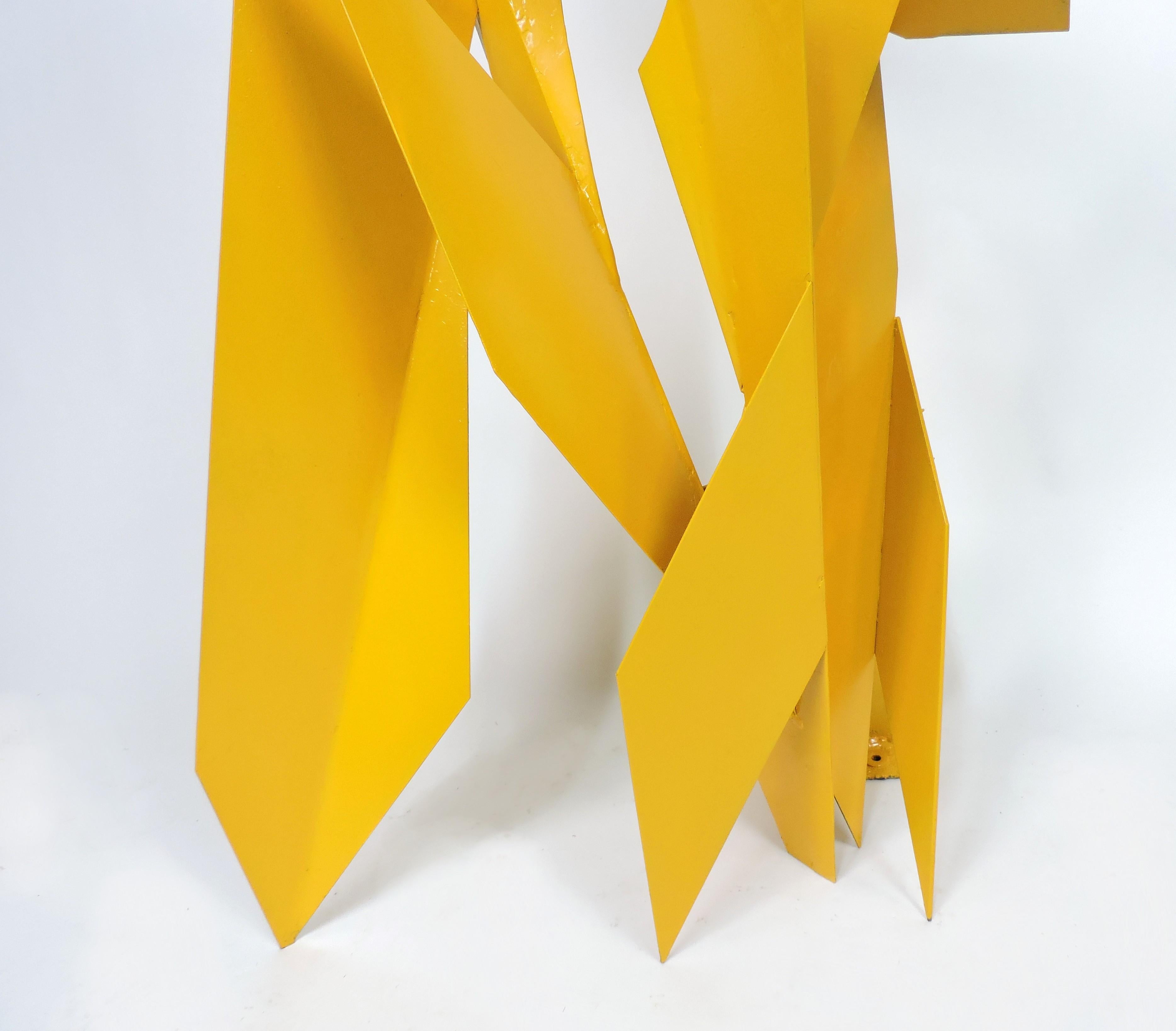 Escultura abstracta industrial de acero soldado 