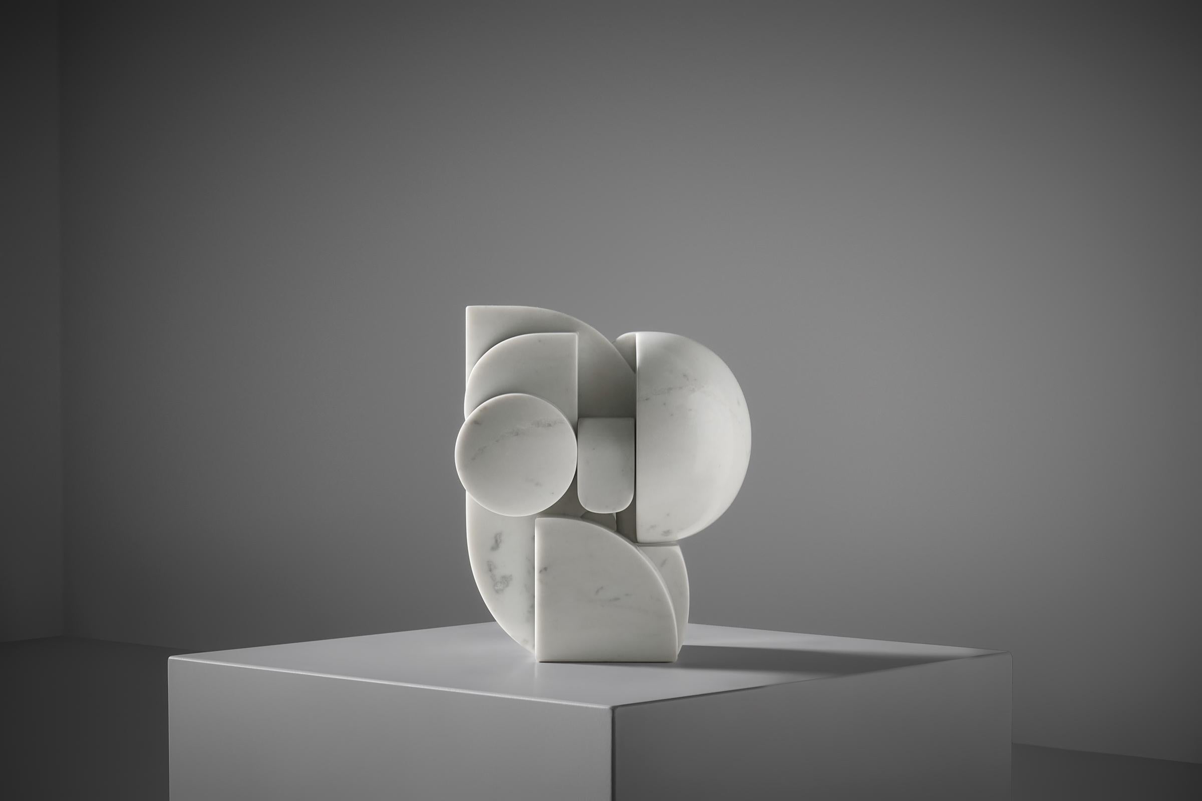 Scultura astratta ad incastro in marmo di Carrara di Andrea Cascella (1919-1990), Italia 1987. Una raffinata scultura astratta composta da tre elementi interconnessi. Le forme stilizzate e arrotondate confluiscono l'una nell'altra, creando una