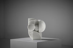 Scultura astratta ad incastro in marmo di Carrara di Andrea Cascella, Italia 1987