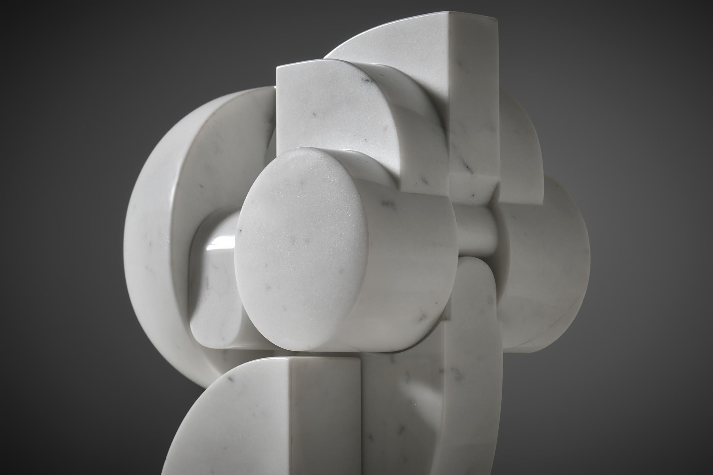 Mid-Century moderno Scultura astratta ad incastro in marmo di Carrara di Andrea Cascella, Italia 1987 in vendita