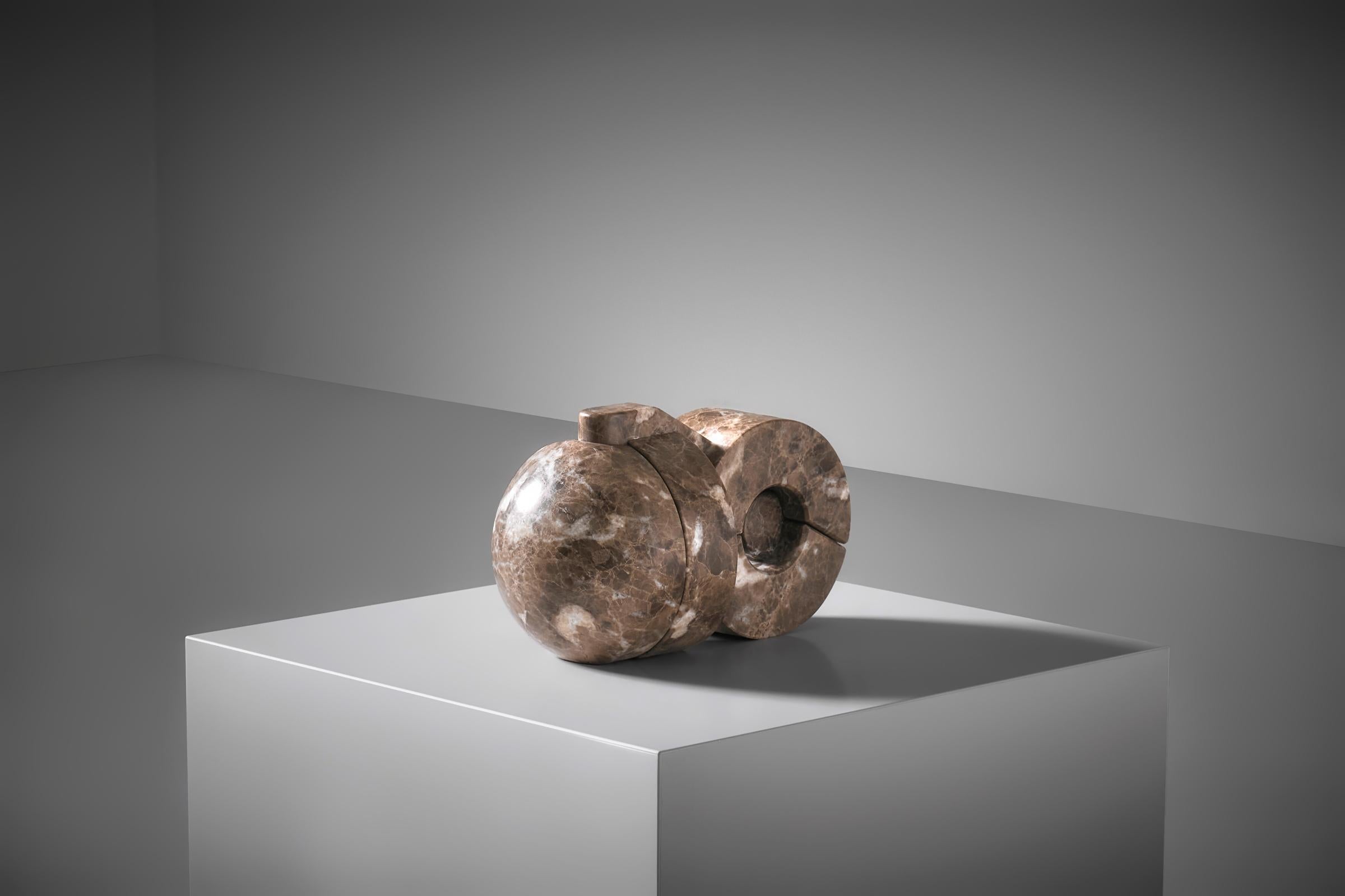 Scultura astratta in marmo ad incastro 