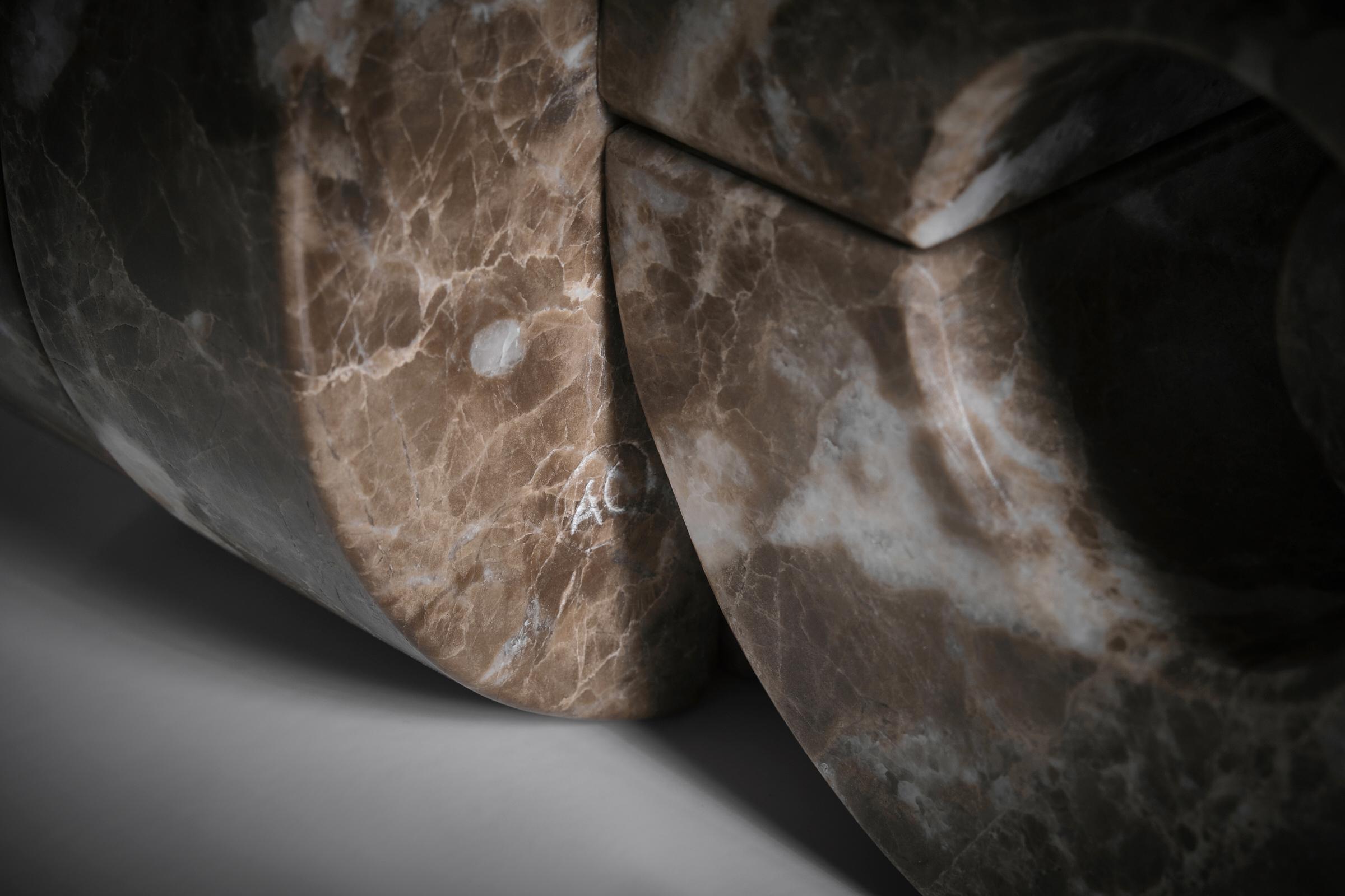 Scultura astratta in marmo ad incastro 