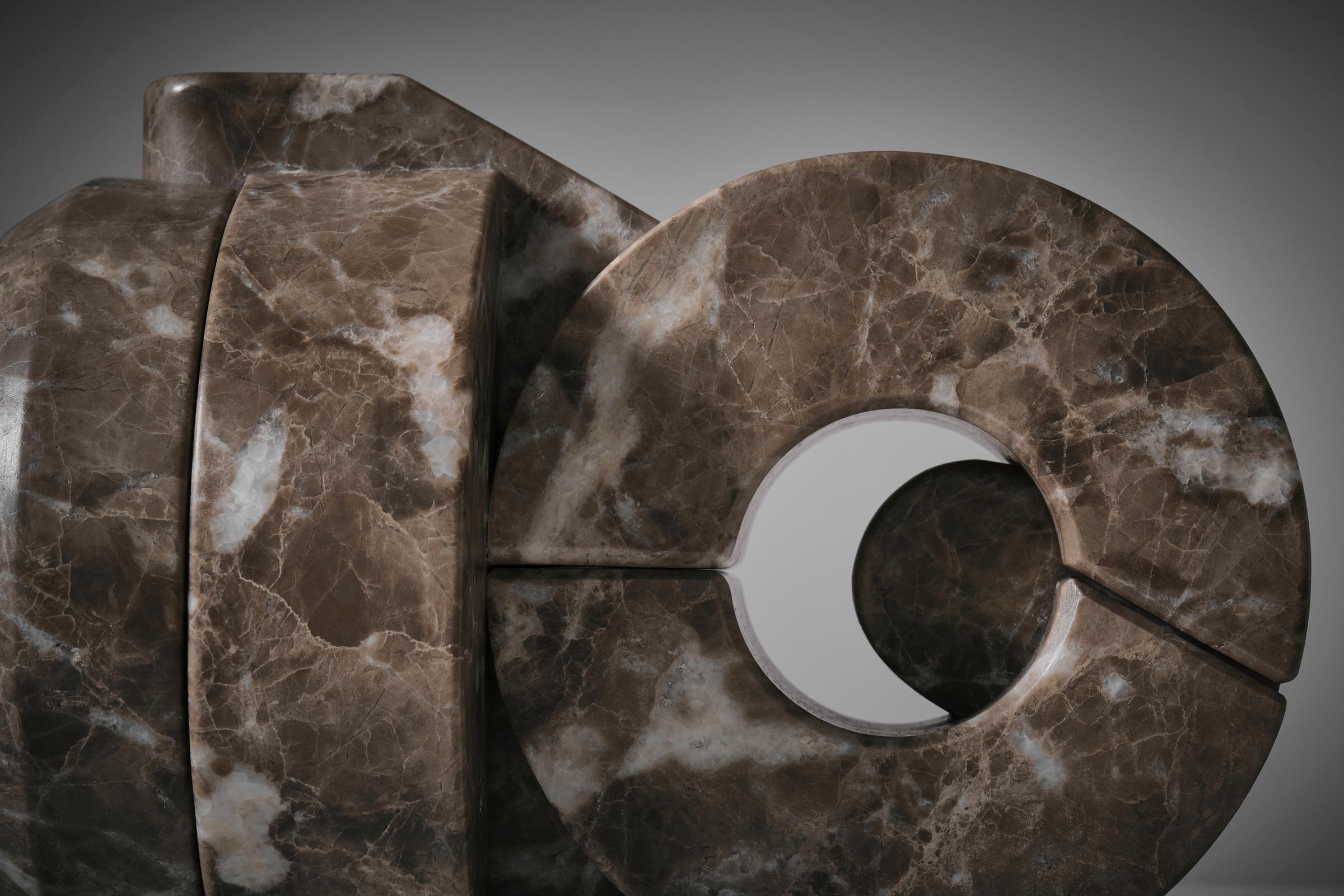Scultura astratta in marmo ad incastro 