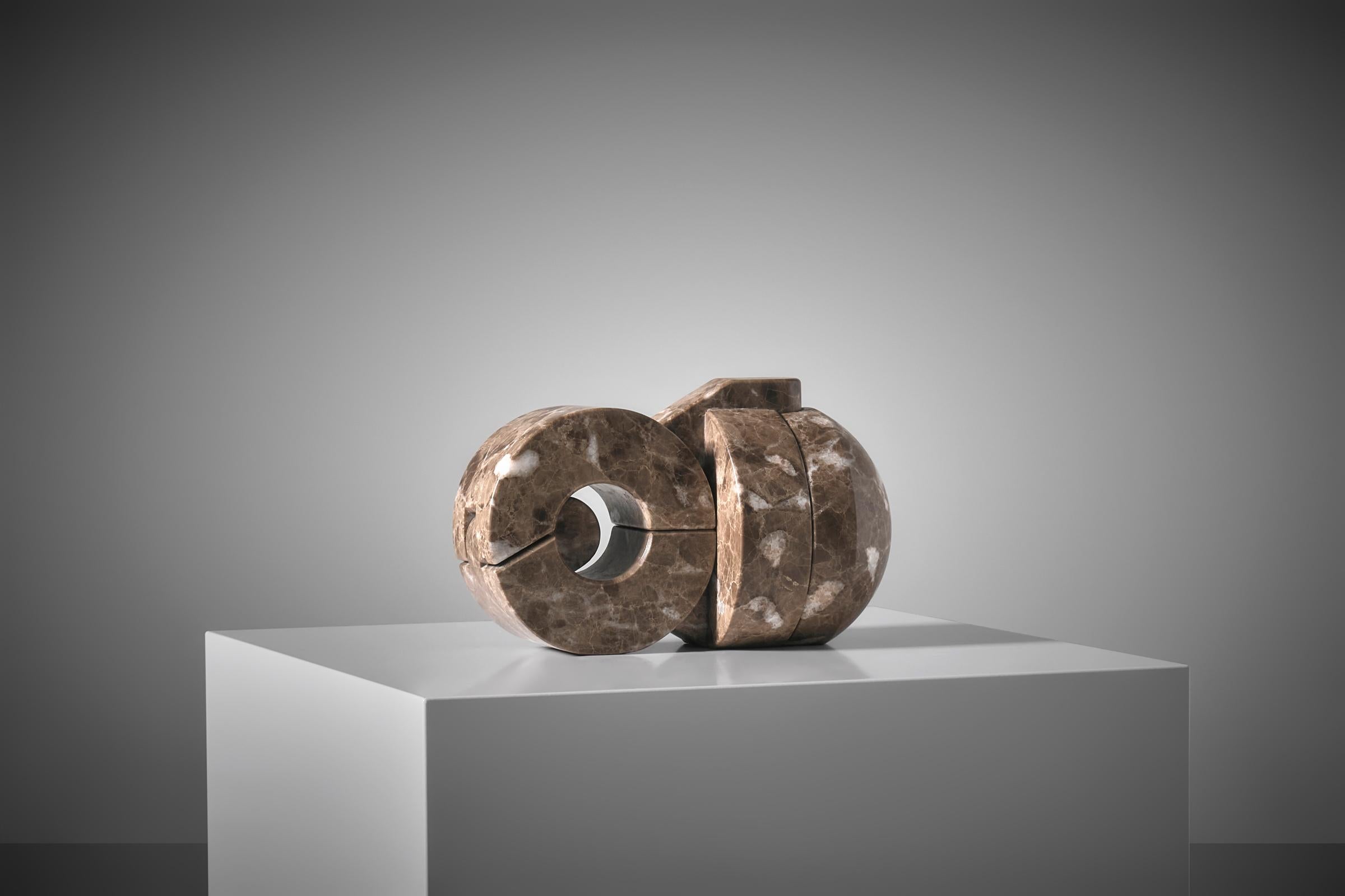 Fine XX secolo Scultura astratta in marmo ad incastro 