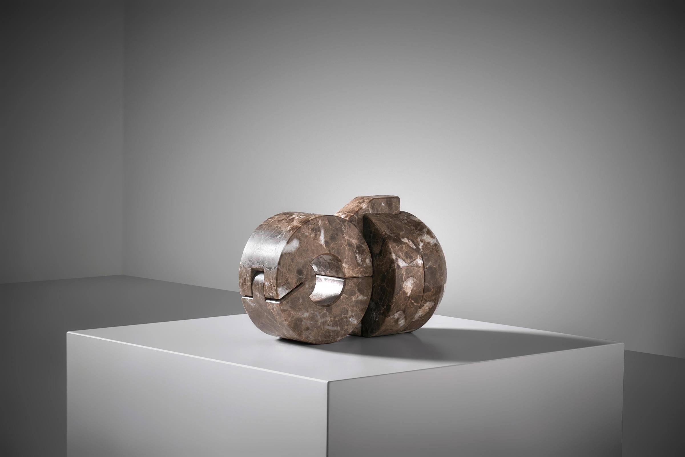 Scultura astratta in marmo ad incastro 