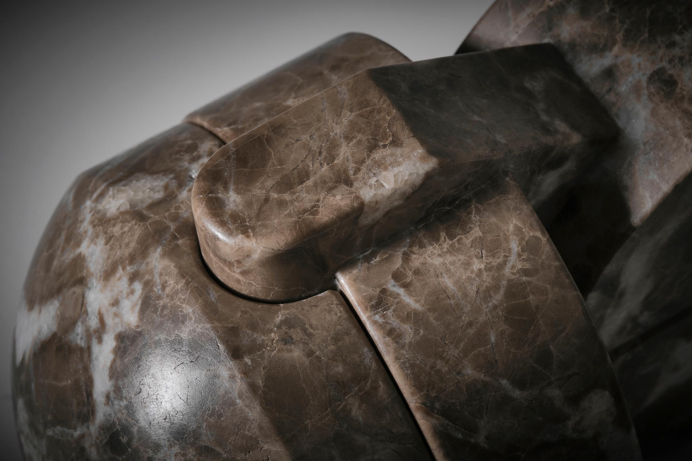 Scultura astratta in marmo ad incastro 
