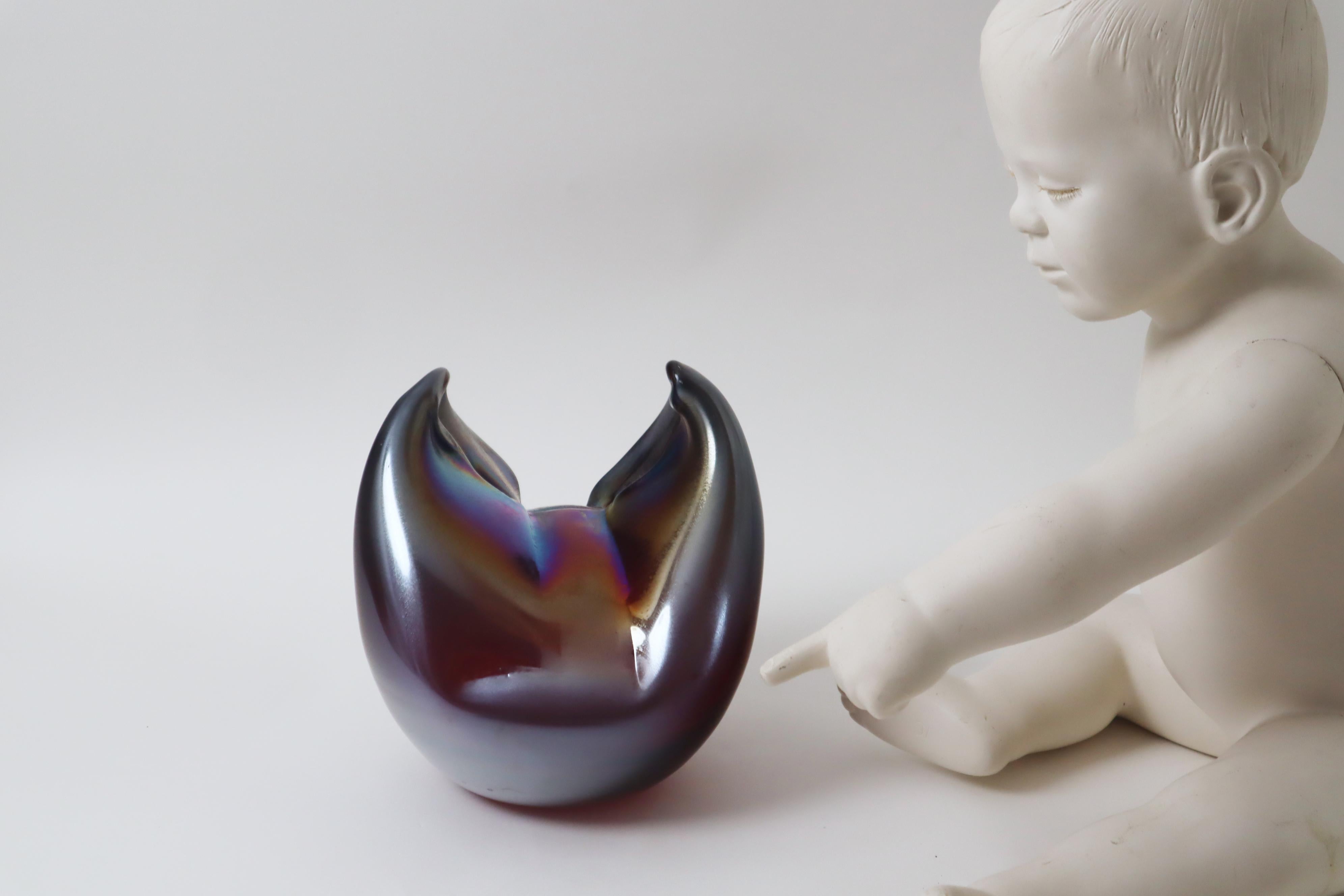 Lasciati incantare da questo oggetto d'arte in vetro degli anni '80. Questa scultura proviene dalla proprietà di un collezionista d'arte. Da ogni angolazione si possono ammirare nuove e affascinanti forme organiche e vivaci; la luce gioca con questo