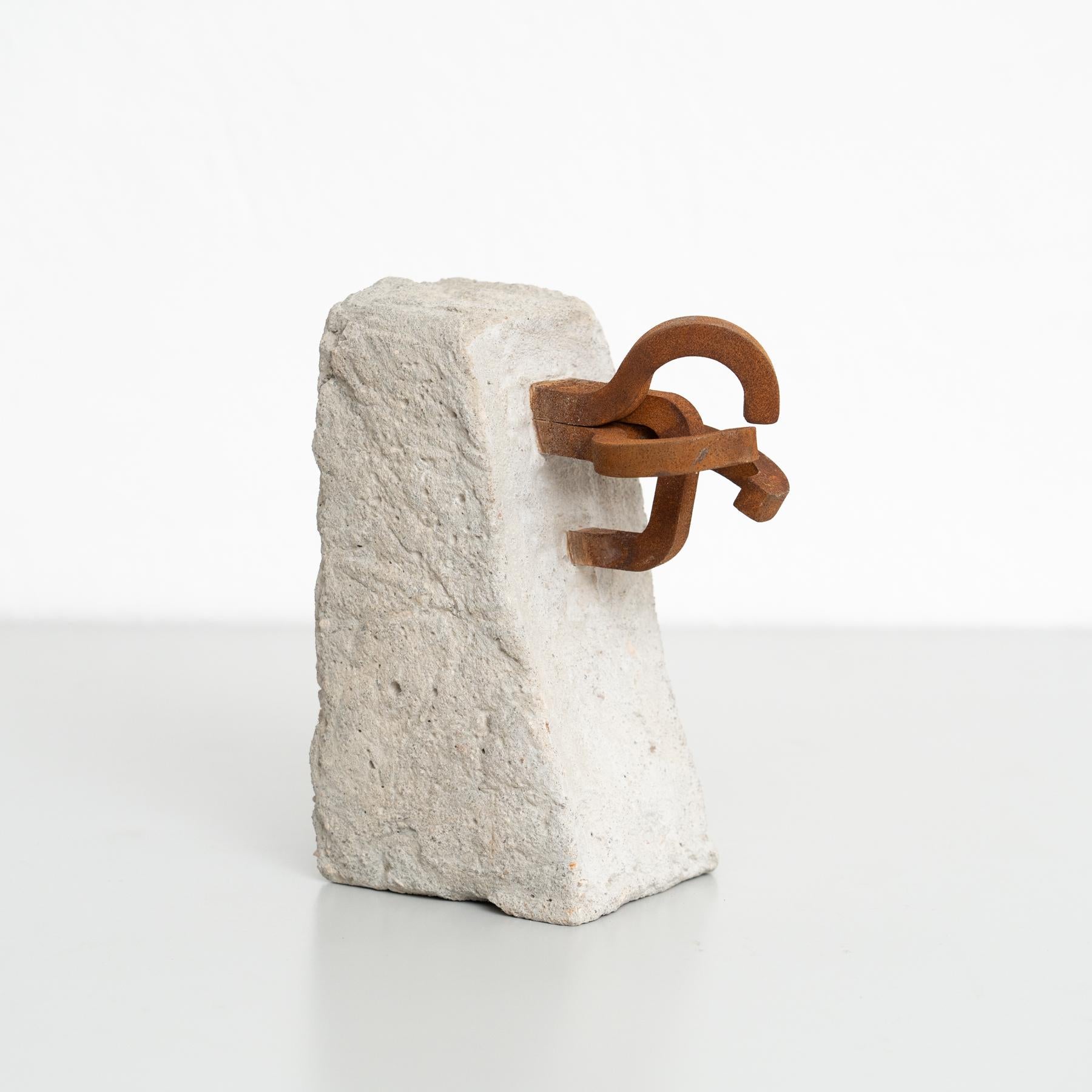 Questa squisita scultura astratta, realizzata in ferro, è un pezzo sorprendente ispirato alle opere audaci ed evocative del famoso artista spagnolo Eduardo Chillida. Realizzato in Spagna intorno al 1990 da un artista sconosciuto, mette in mostra la