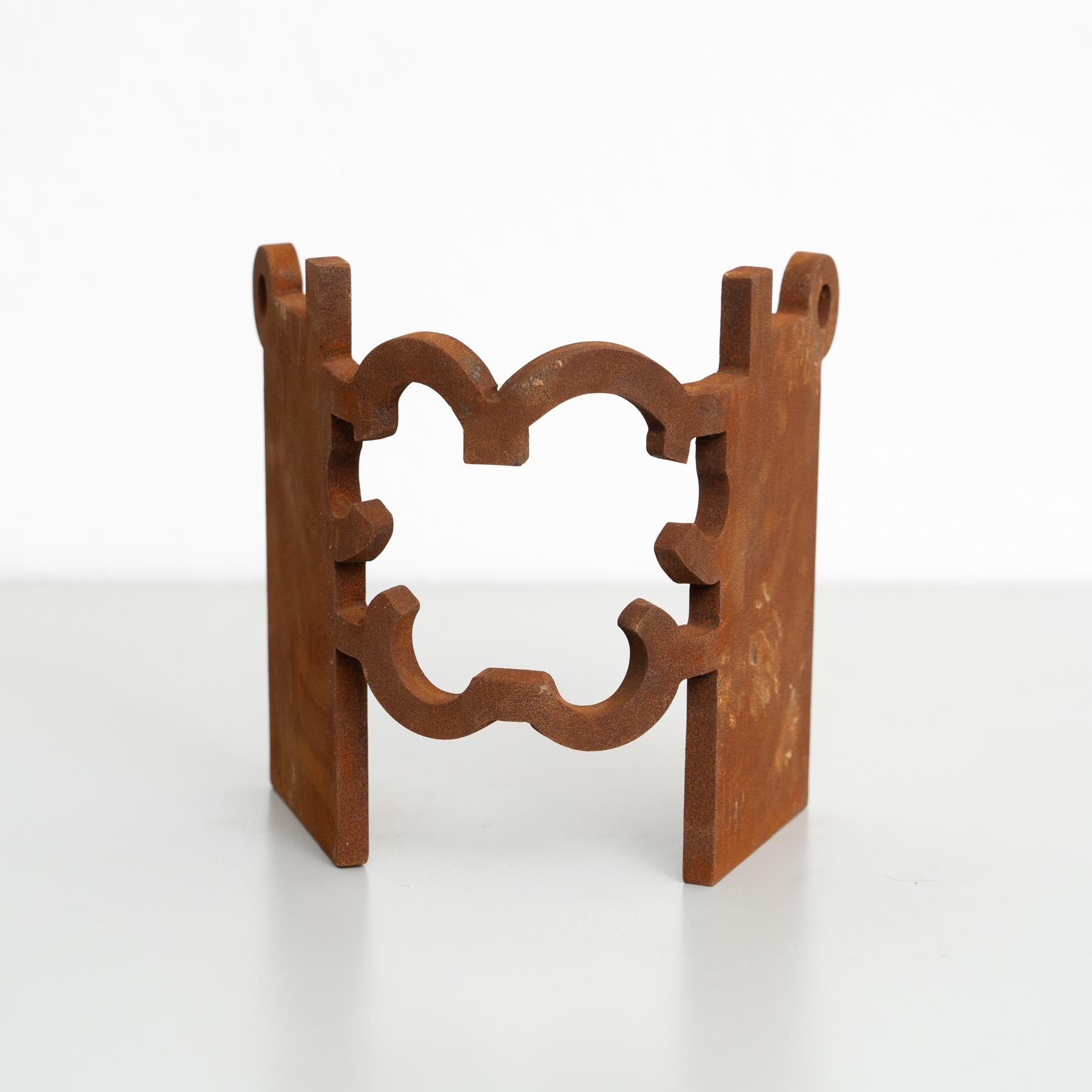 Questa squisita scultura astratta, realizzata in ferro, è un pezzo sorprendente ispirato alle opere audaci ed evocative del famoso artista spagnolo Eduardo Chillida. Realizzato in Spagna intorno al 1990 da un artista sconosciuto, mette in mostra la