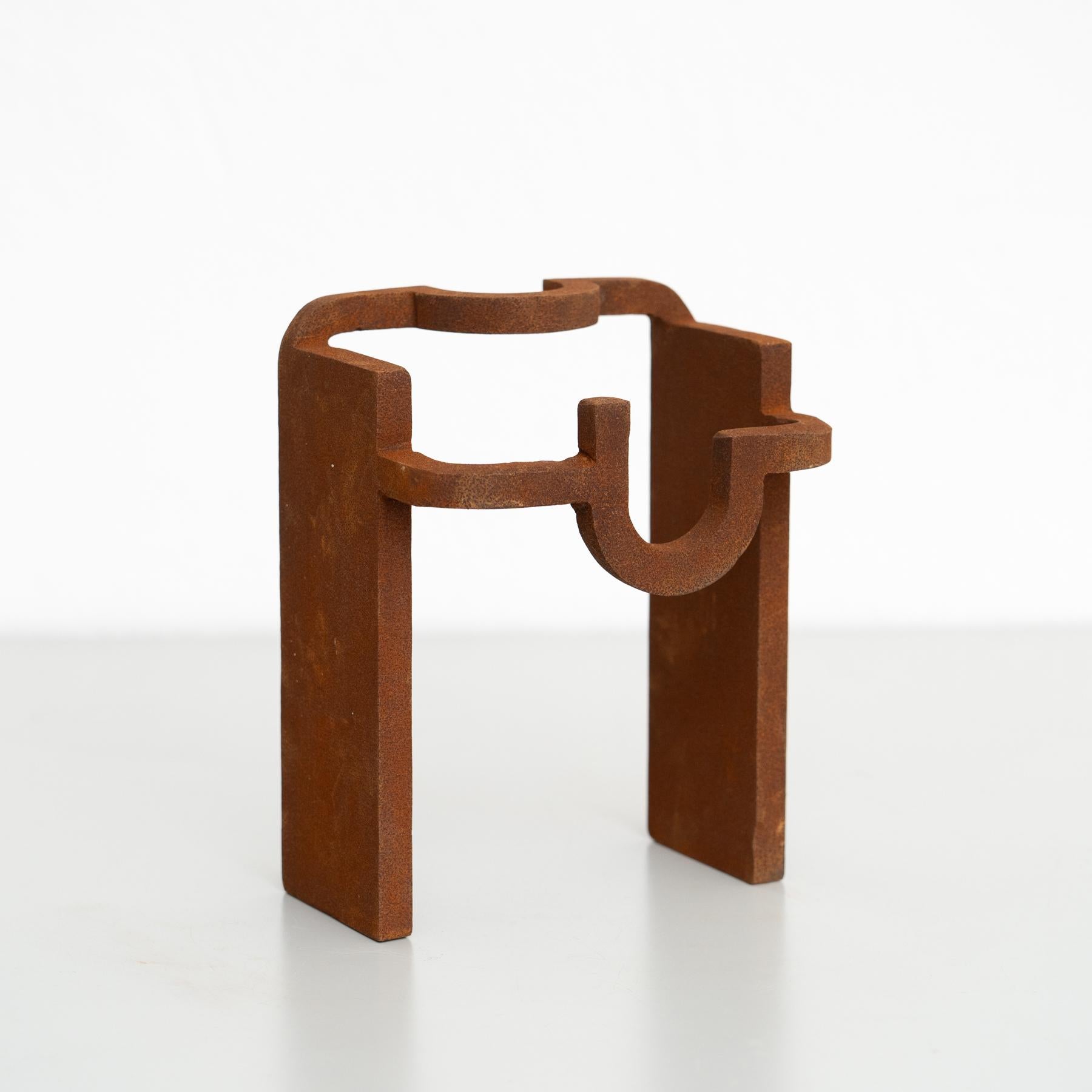 Questa squisita scultura astratta, realizzata in ferro, è un pezzo sorprendente ispirato alle opere audaci ed evocative del famoso artista spagnolo Eduardo Chillida. Realizzato in Spagna intorno al 1990 da un artista sconosciuto, mette in mostra la