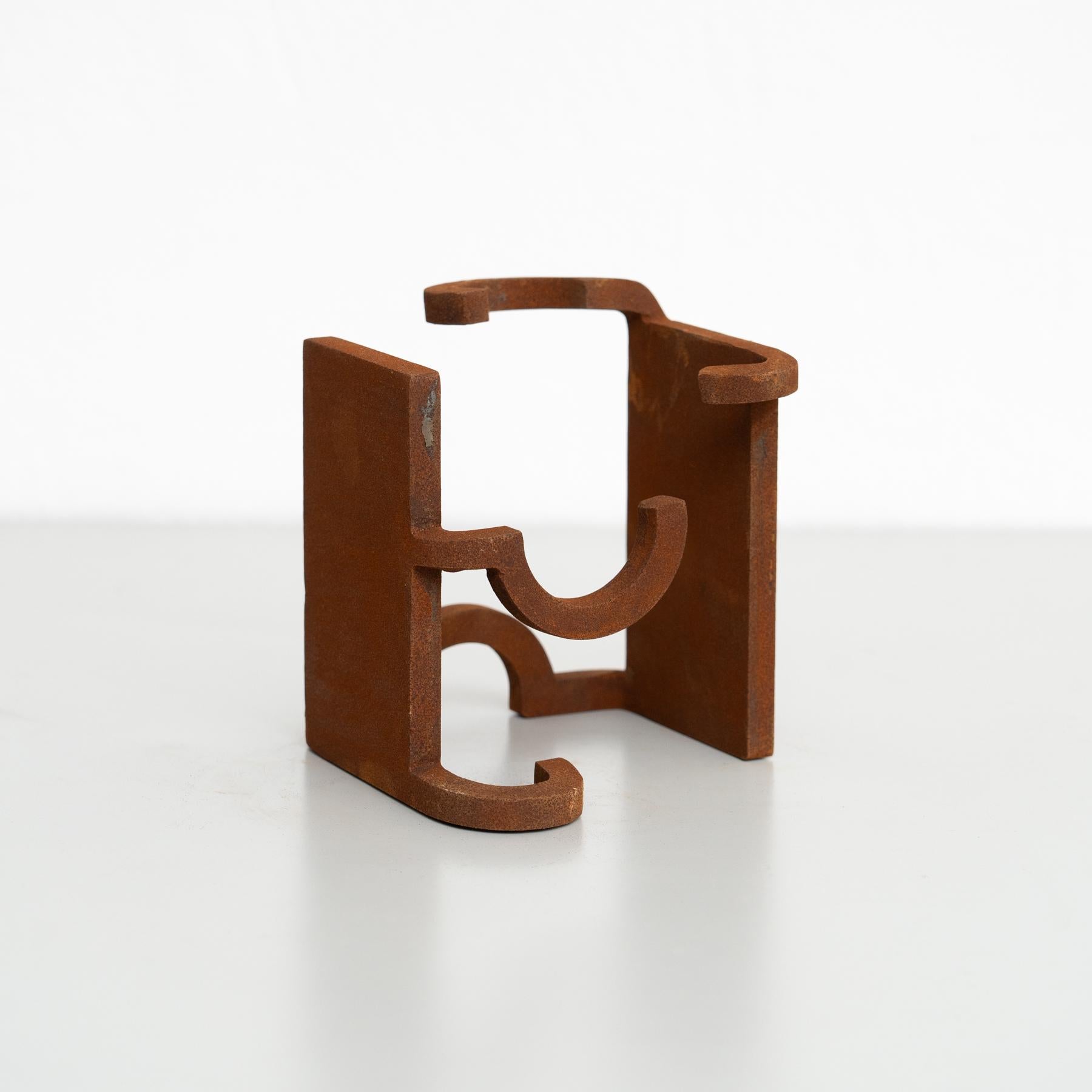 Questa squisita scultura astratta, realizzata in ferro, è un pezzo sorprendente ispirato alle opere audaci ed evocative del famoso artista spagnolo Eduardo Chillida. Realizzato in Spagna intorno al 1990 da un artista sconosciuto, mette in mostra la