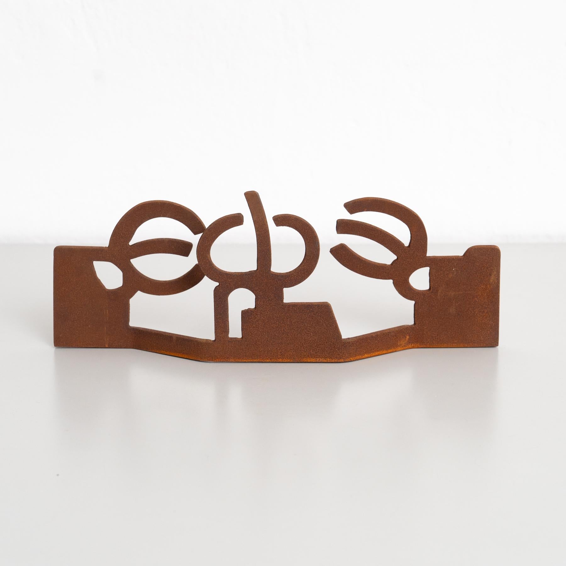 Questa squisita scultura astratta, realizzata in ferro, è un pezzo sorprendente ispirato alle opere audaci ed evocative del famoso artista spagnolo Eduardo Chillida. Realizzato in Spagna intorno al 1990 da un artista sconosciuto, mette in mostra la