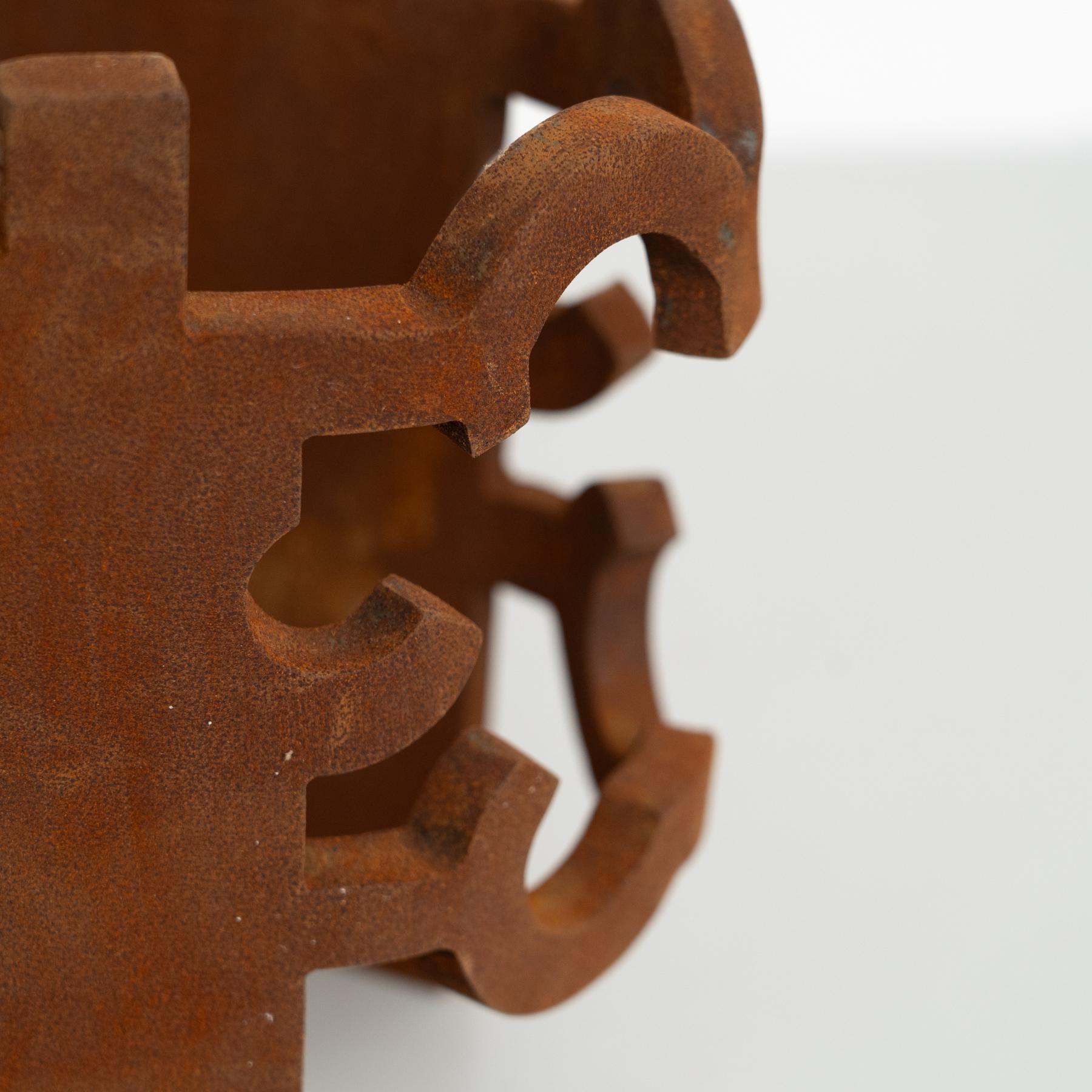 Scultura astratta in ferro nello stile di Chillida, circa 1990 in vendita 2