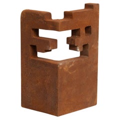 Escultura abstracta de hierro al estilo de Chillida, hacia 1990