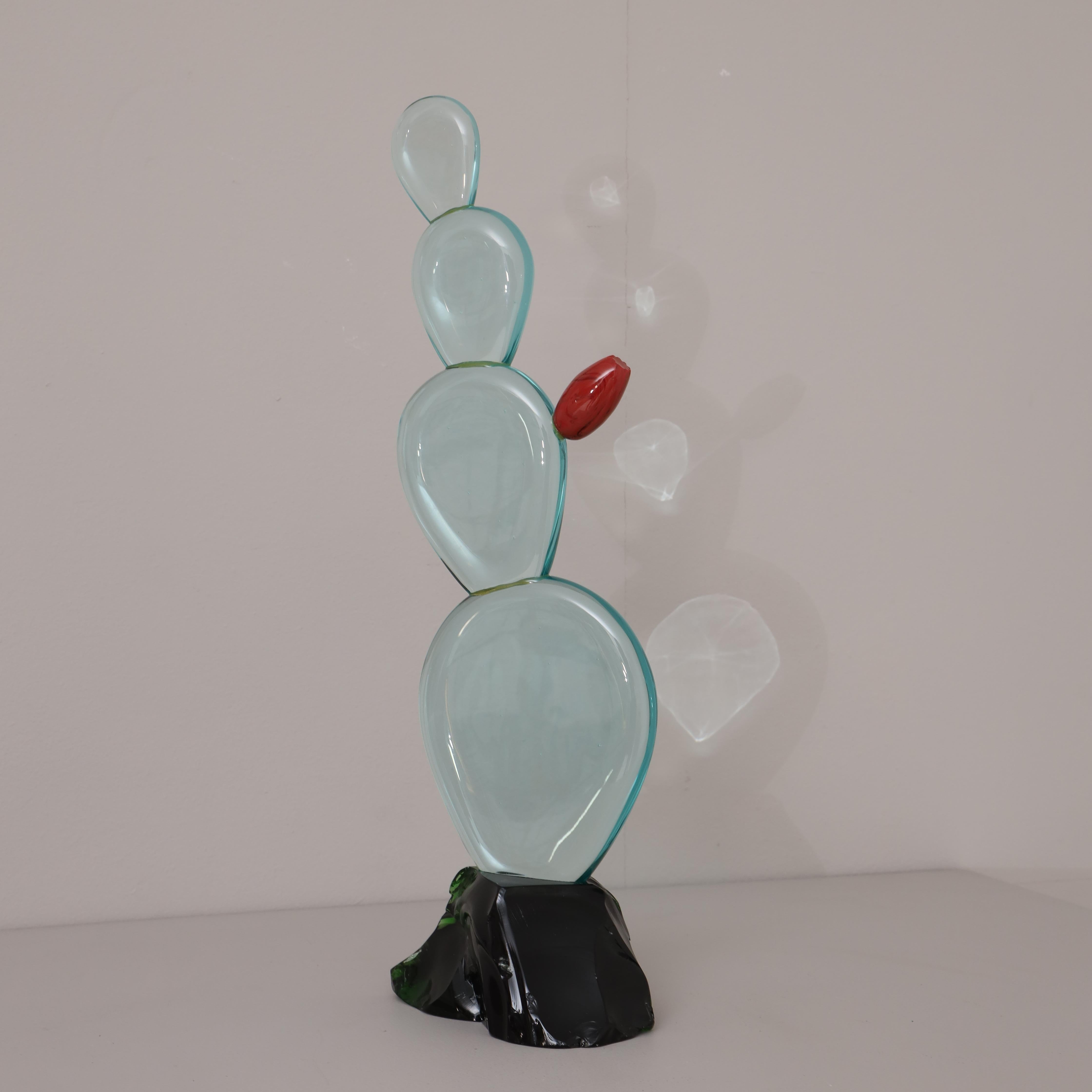 Dekorative abstrakte italienische Glaskunstskulptur.
Klarglas, rotes Glas und smaragdgrüner Glassockel.