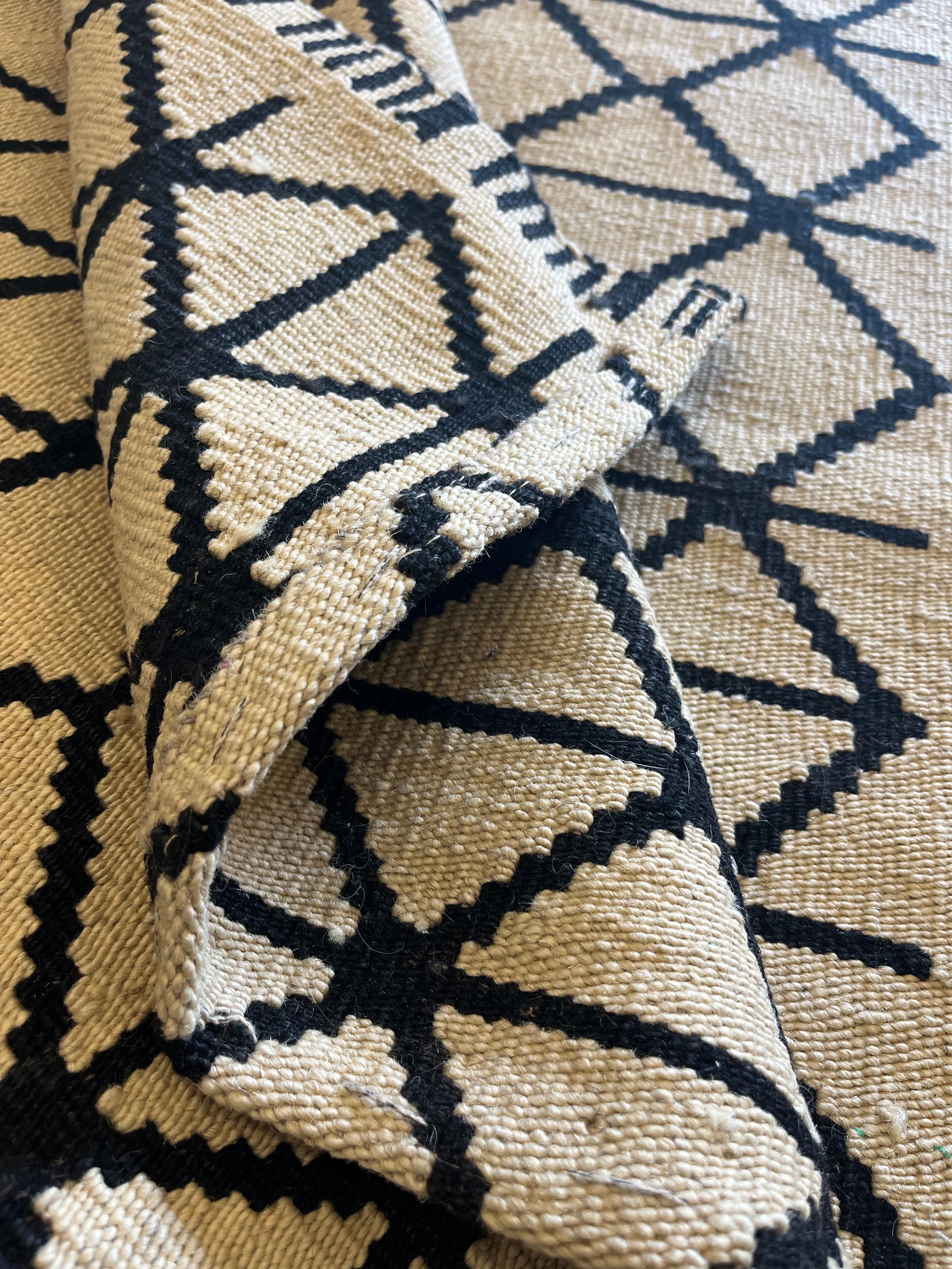 Scandinavian Modern Abstract Kilim Rug Ivory / Black Modern Wool Scandinavian Rug Carpet For Sale