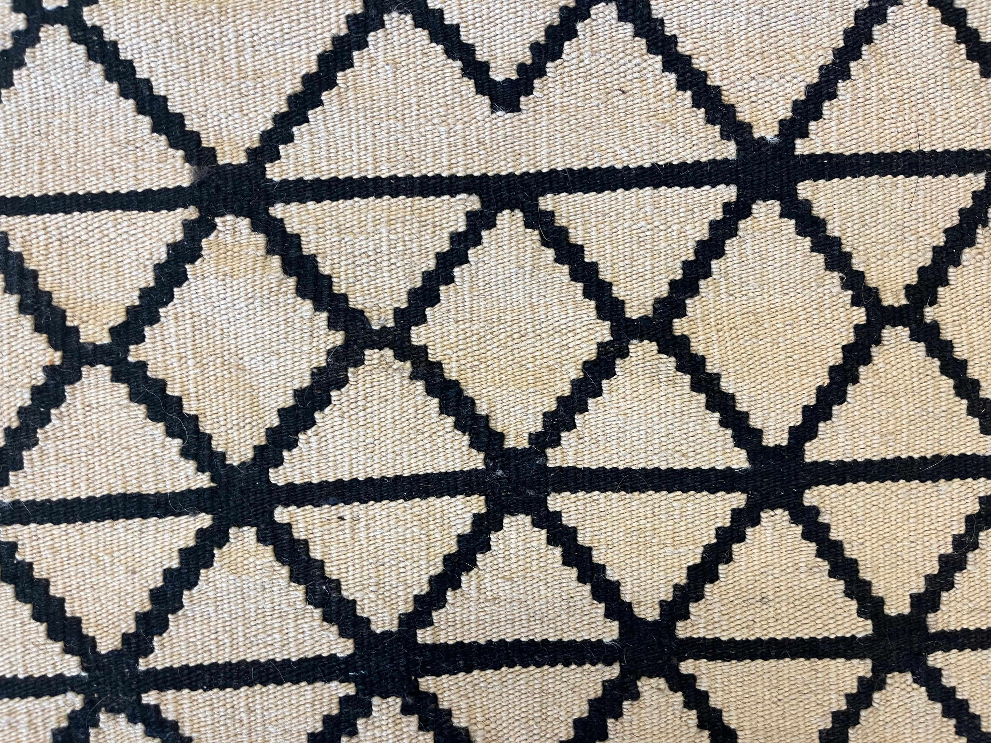 Abstract Kilim Rug Ivory / Black Modern Wool Scandinavian Rug Carpet In Excellent Condition For Sale In Hampshire, GB