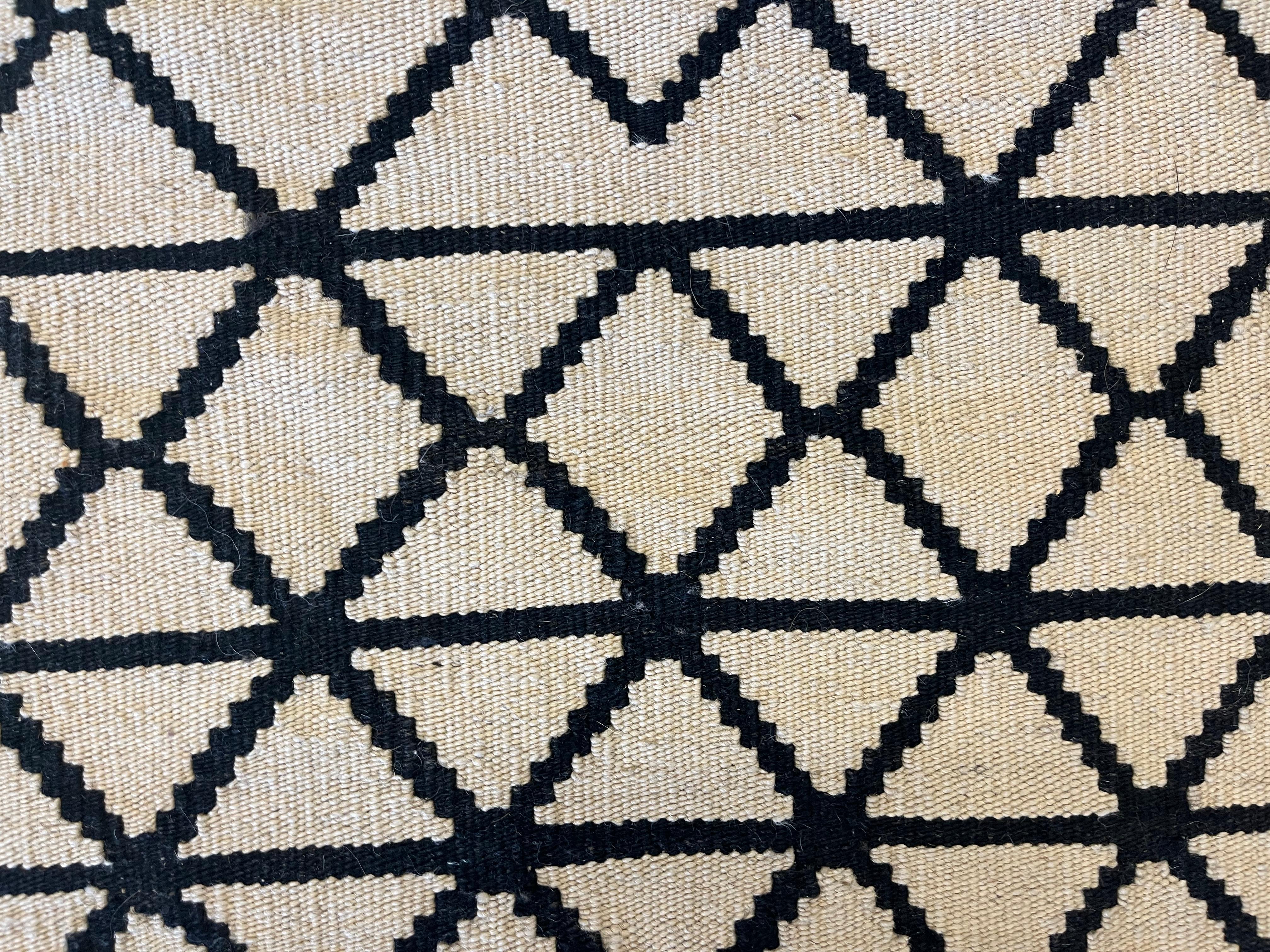 Alfombra Kilim Abstracta Marfil / Negro Alfombra Escandinava Moderna de Lana Alfombra en Excelente estado para la venta en Wembley, GB