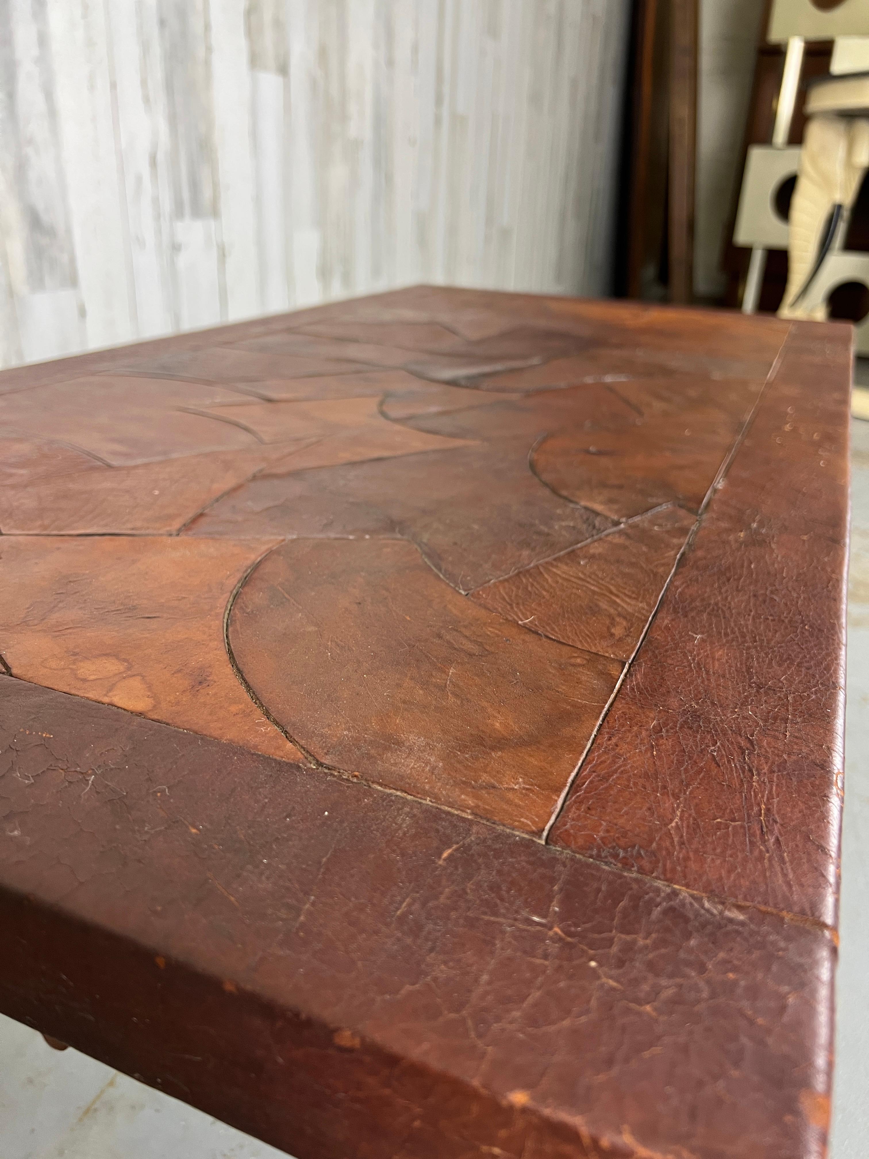 Table basse abstraite en cuir par Atre Sano, Colombie en vente 3