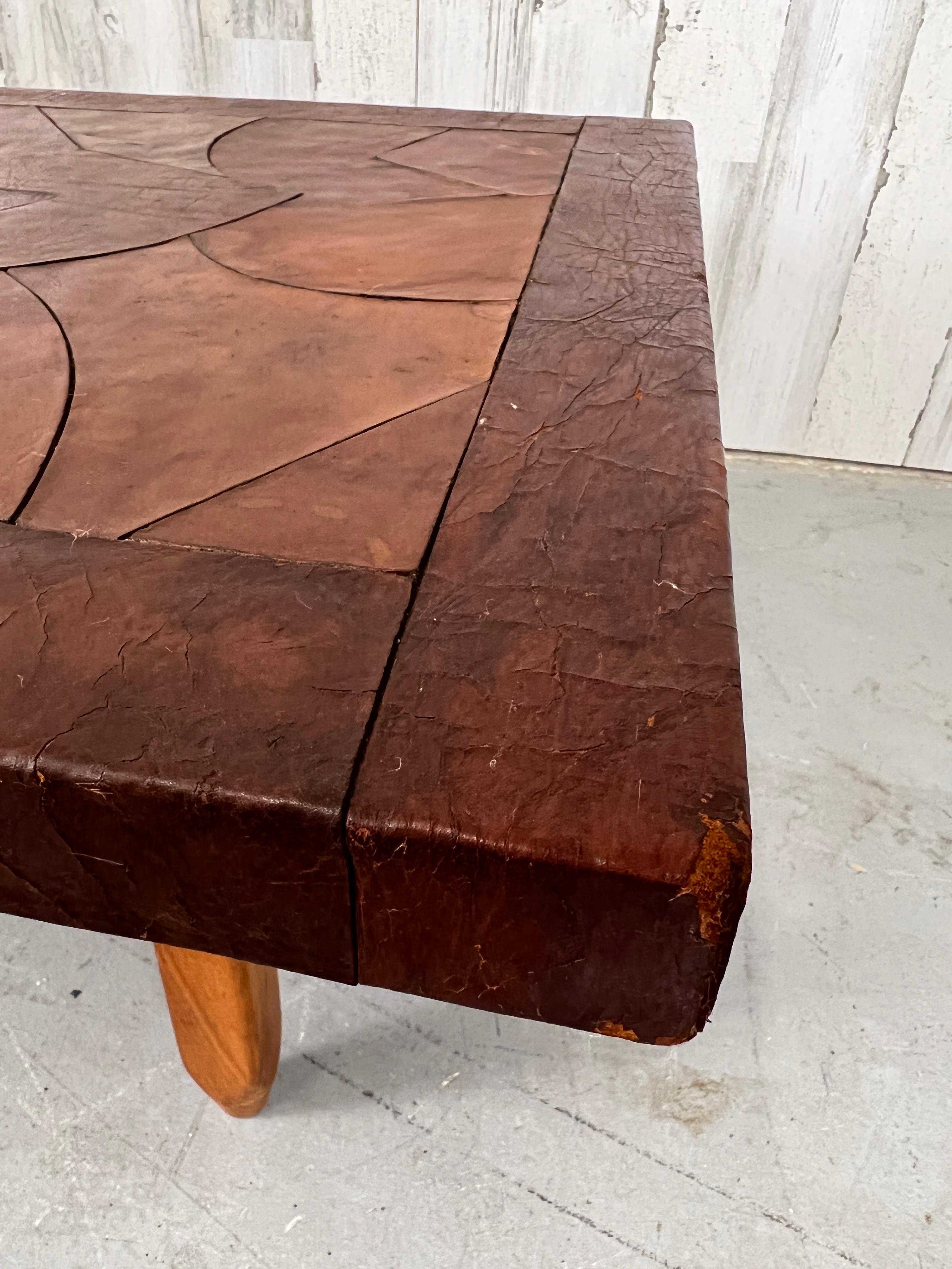 Table basse abstraite en cuir par Atre Sano, Colombie en vente 4