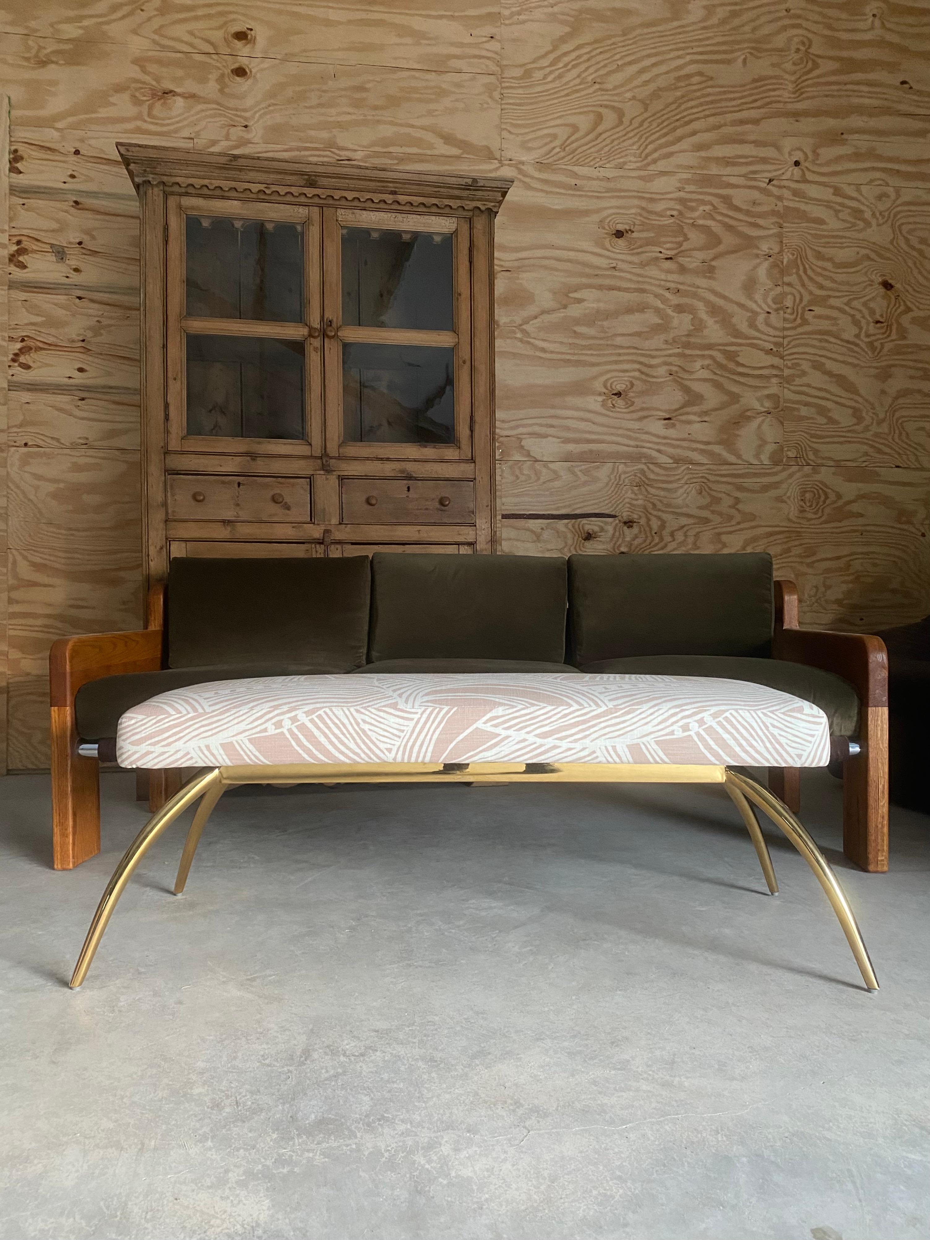 Arteriors Brass Bench Reupholstered in Blush Linen in vendita 4