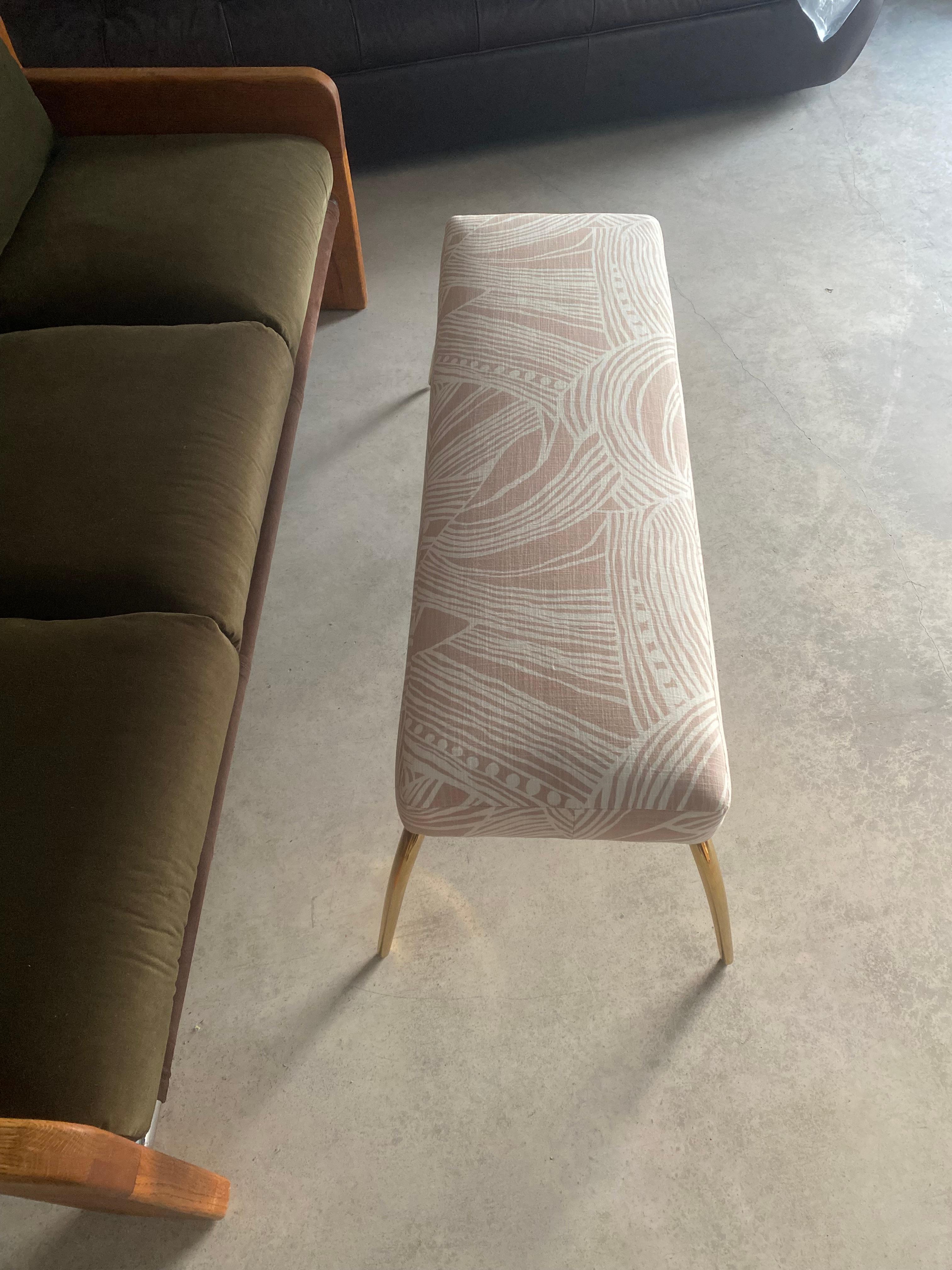 Arteriors Brass Bench Reupholstered in Blush Linen in vendita 7