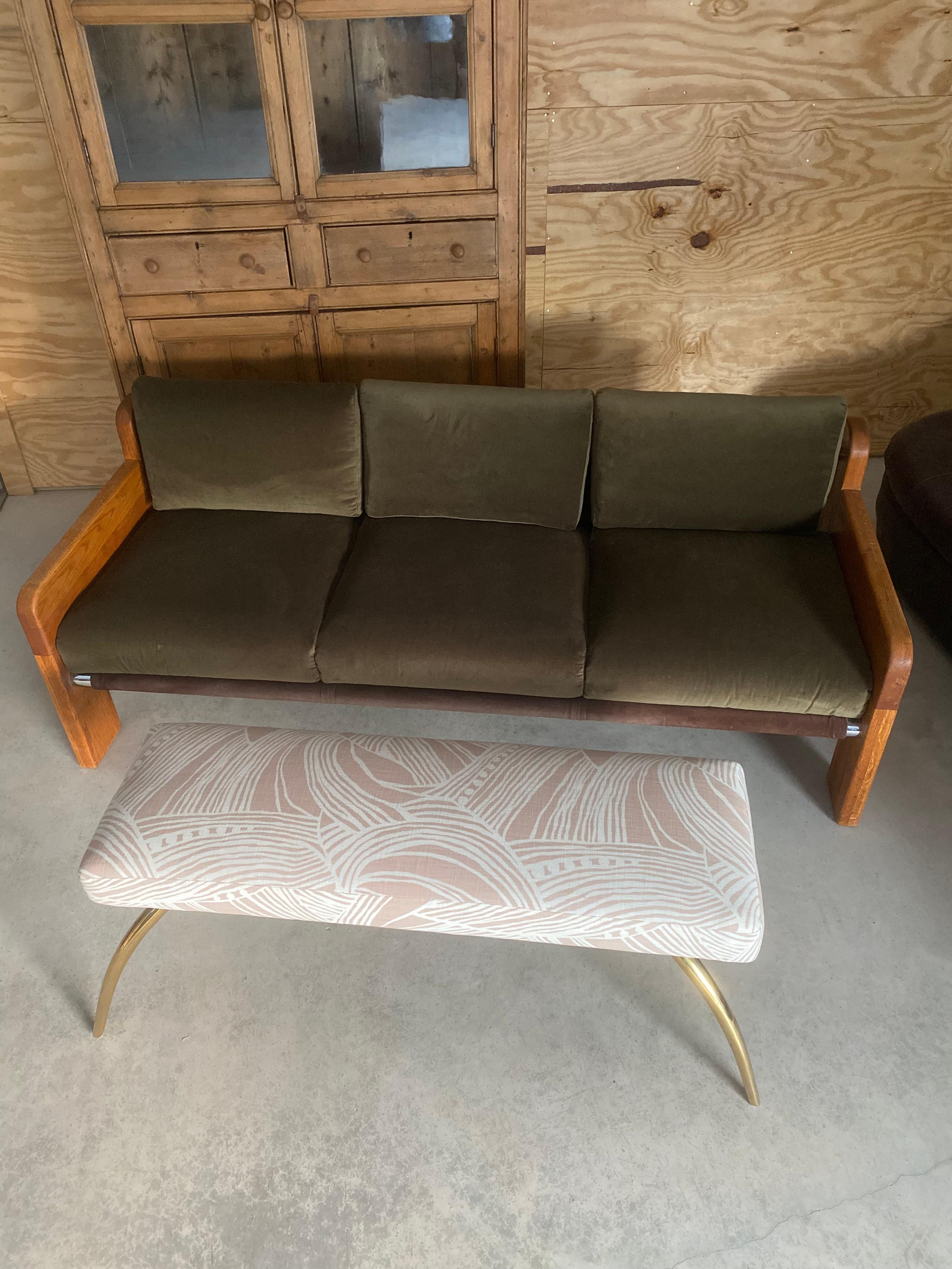 Arteriors Brass Bench Reupholstered in Blush Linen In condizioni buone in vendita a Round Top, TX