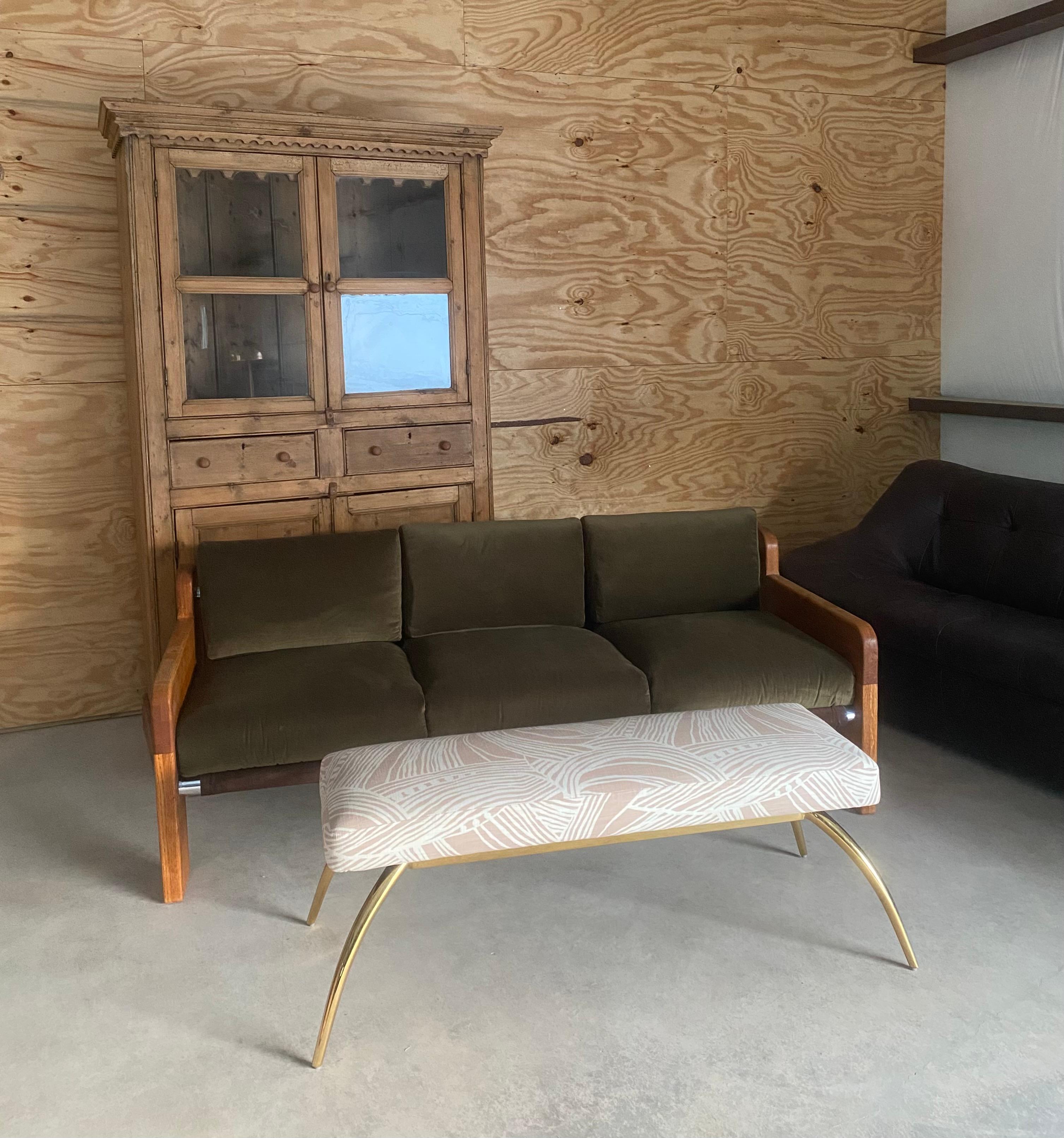 Metallo Arteriors Brass Bench Reupholstered in Blush Linen in vendita