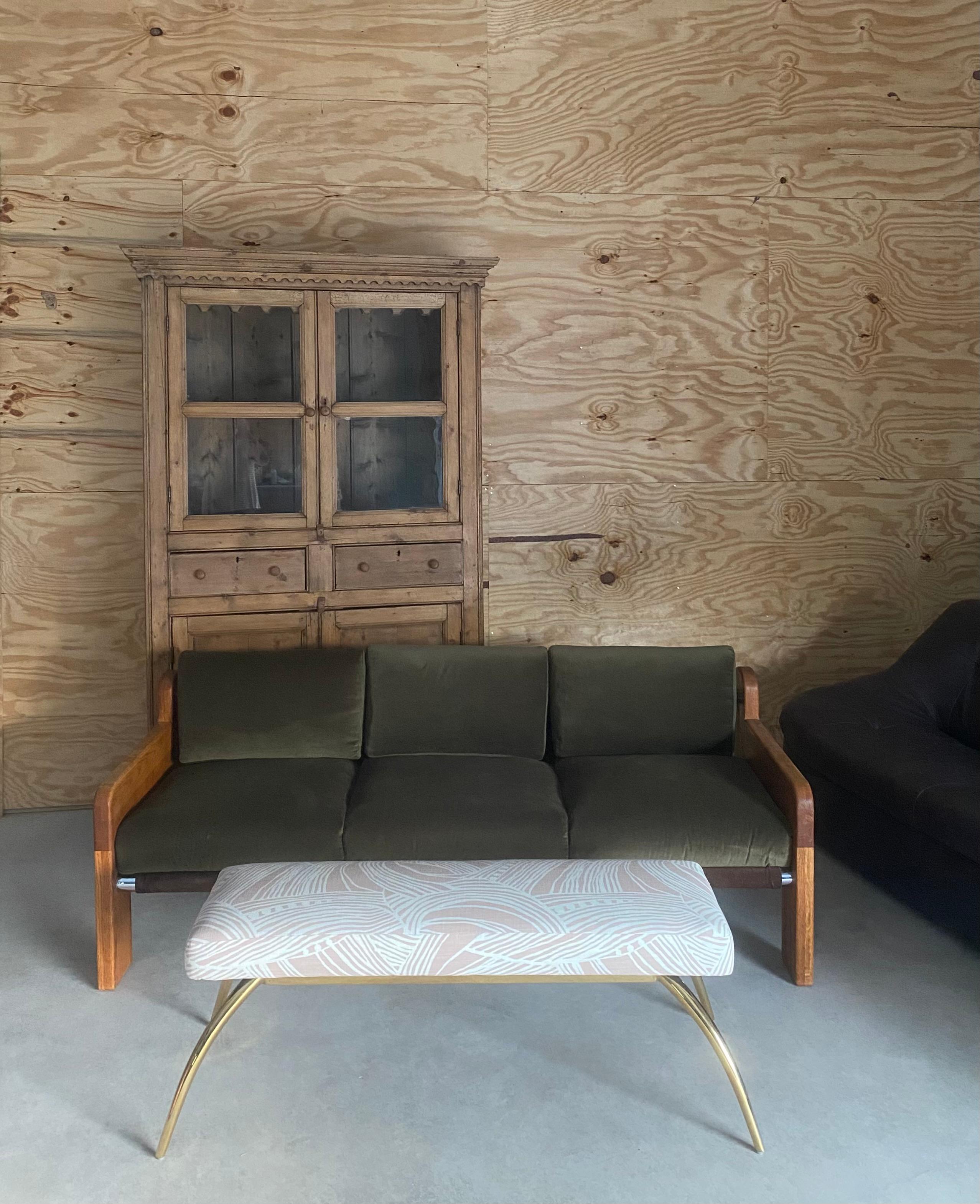 Arteriors Brass Bench Reupholstered in Blush Linen in vendita 2