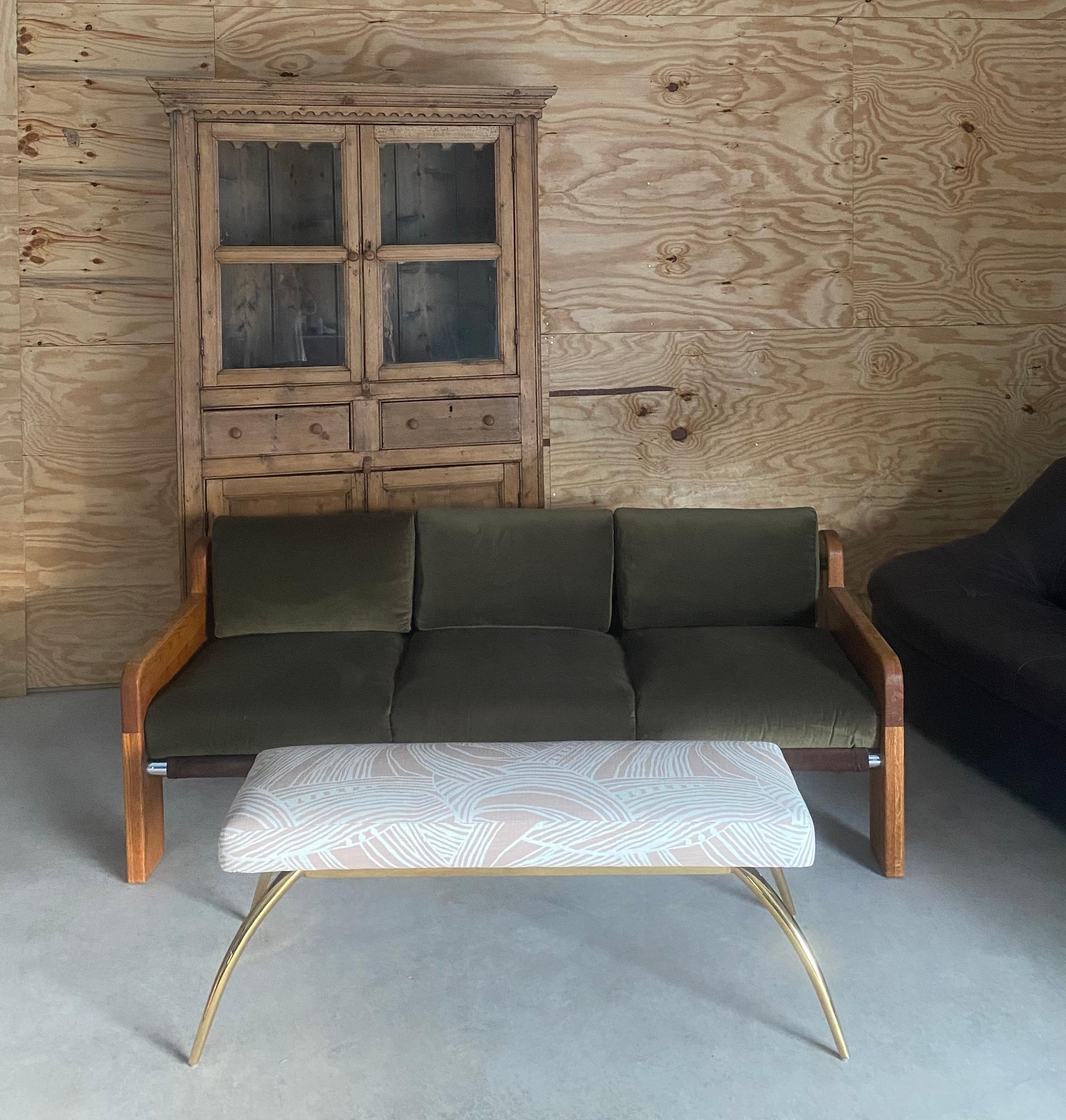 Arteriors Brass Bench Reupholstered in Blush Linen in vendita 3