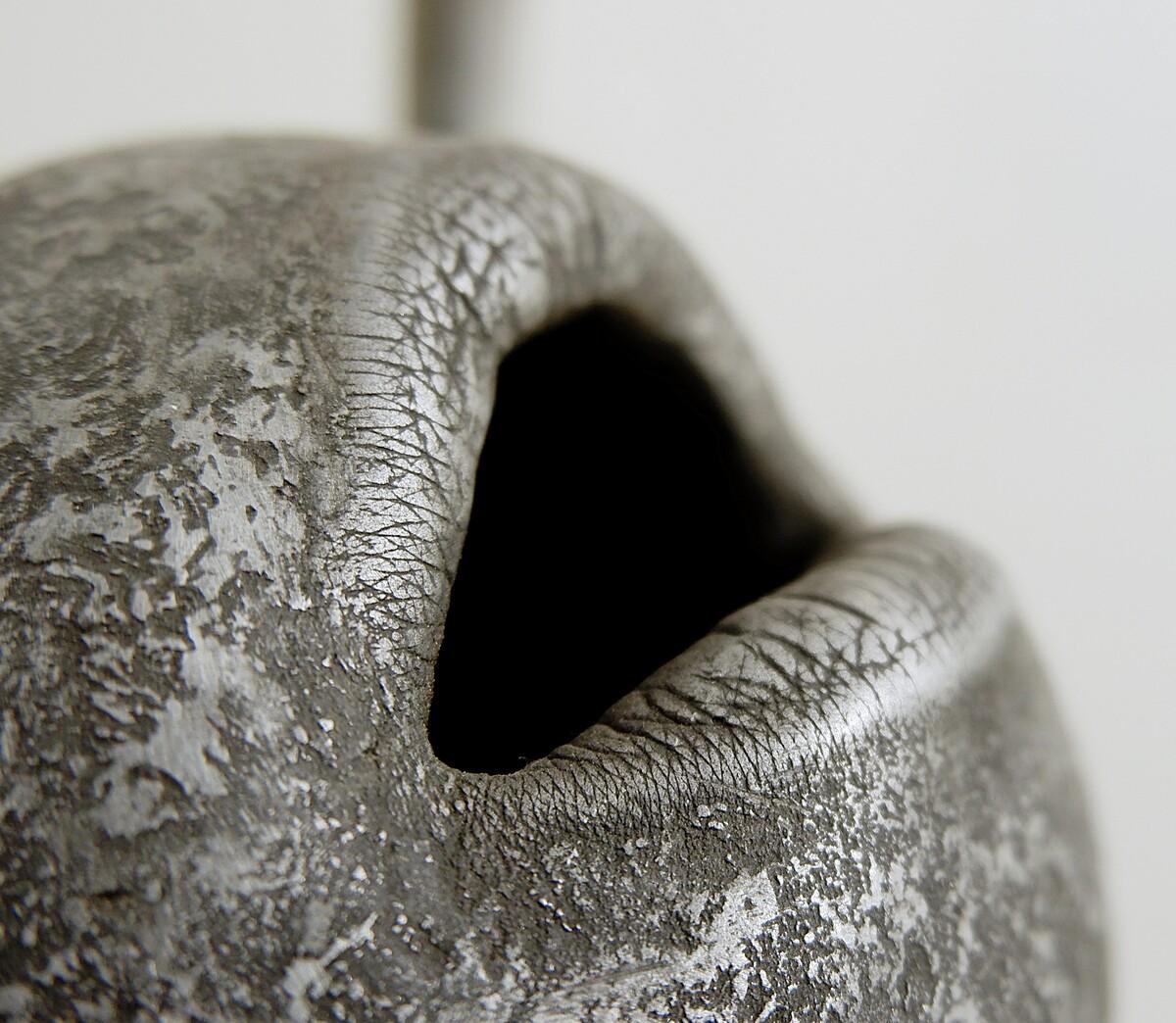 Fine XX secolo Scultura astratta di labbra in metallo di John Cotter, firmata sulla base in vendita