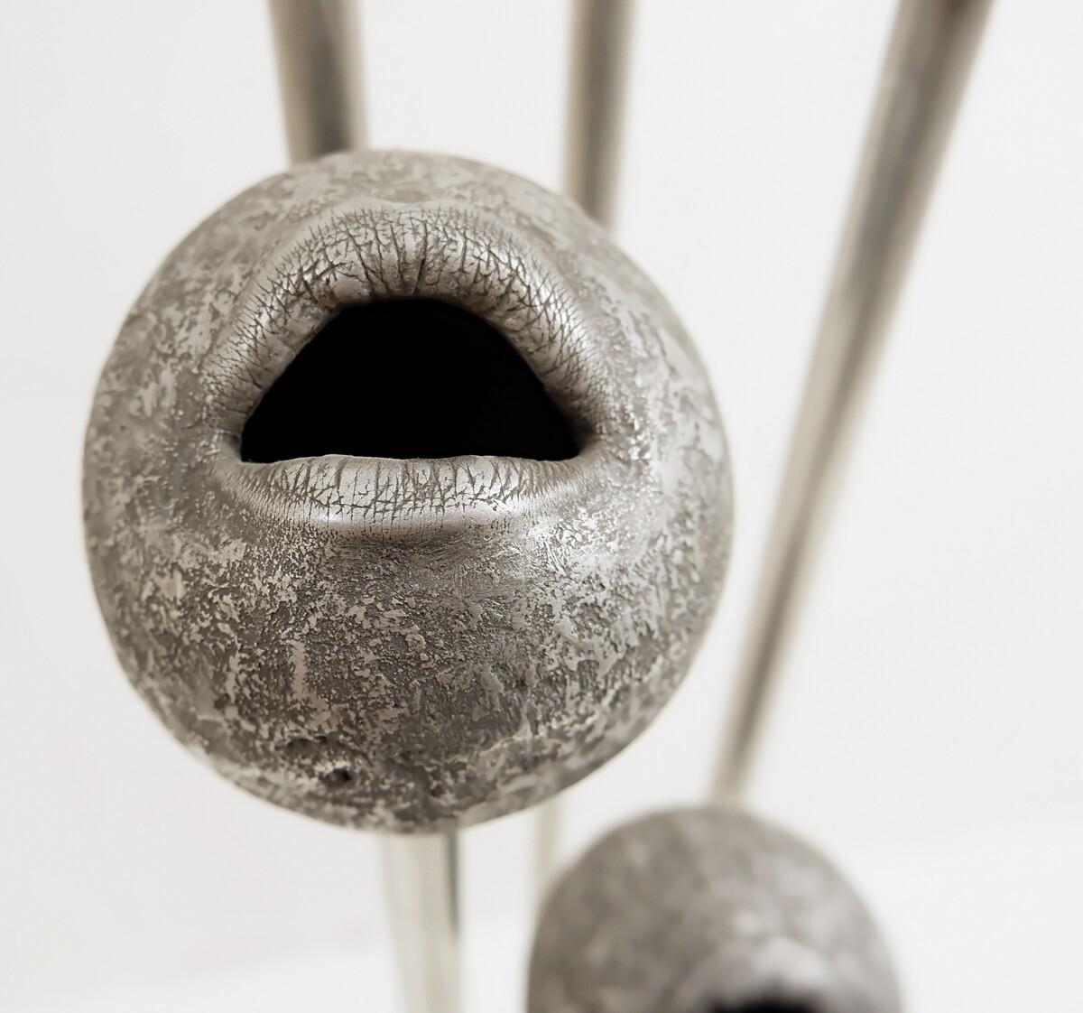 Abstract Lips Metal Sculpture by John Cotter, Signed on the Base In Good Condition For Sale In Brussels, BE