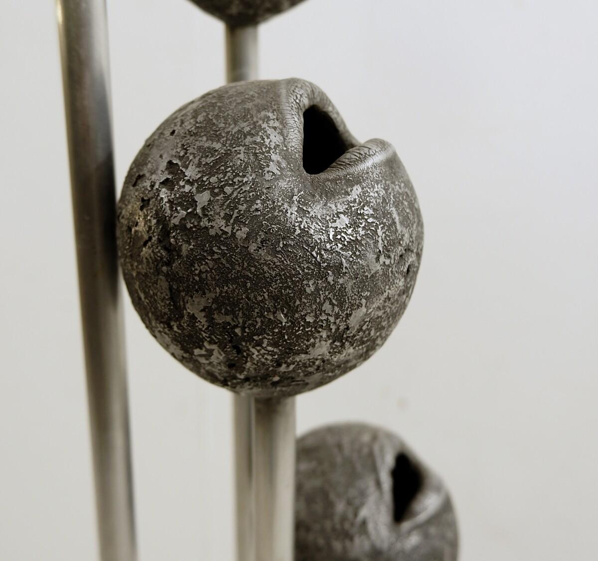 Abstrakte Metallskulptur mit Lippenstiften von John Cotter, signiert auf dem Sockel im Angebot 2