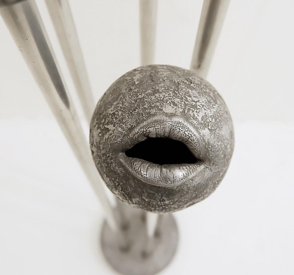 Scultura astratta di labbra in metallo di John Cotter, firmata sulla base in vendita 3