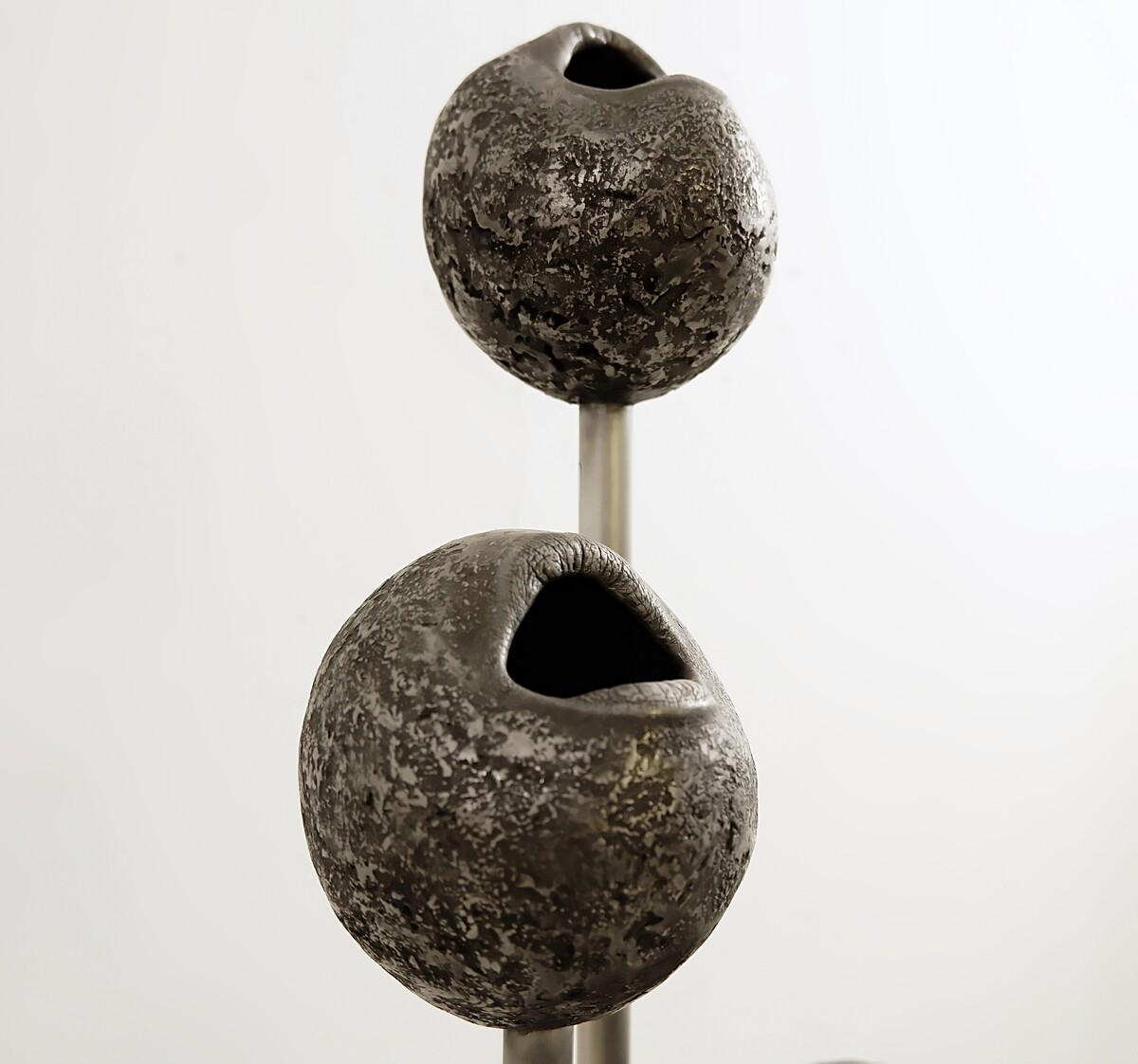 Abstrakte Metallskulptur mit Lippenstiften von John Cotter, signiert auf dem Sockel im Angebot 5