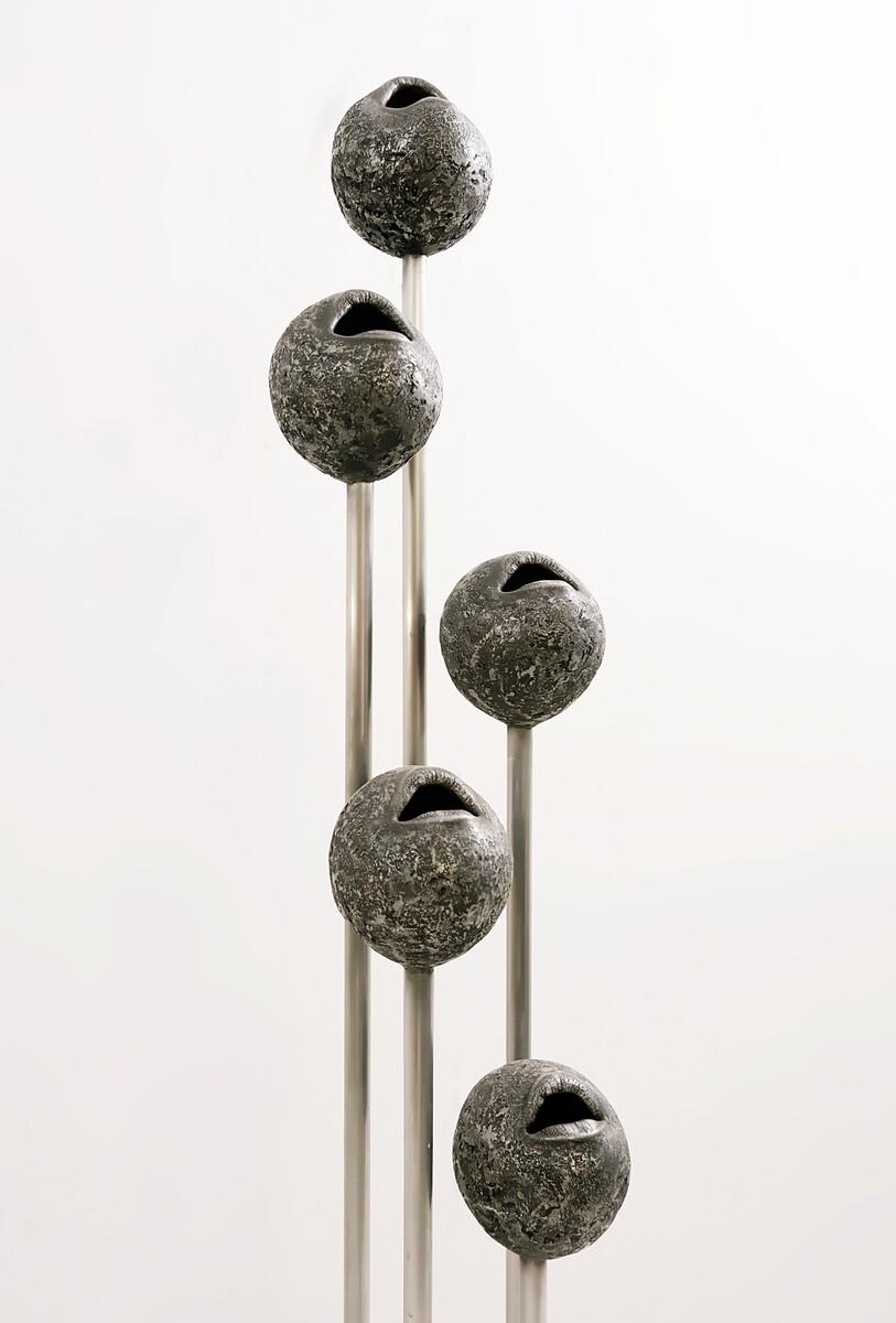 Scultura astratta di labbra in metallo di John Cotter, firmata sulla base in vendita 5