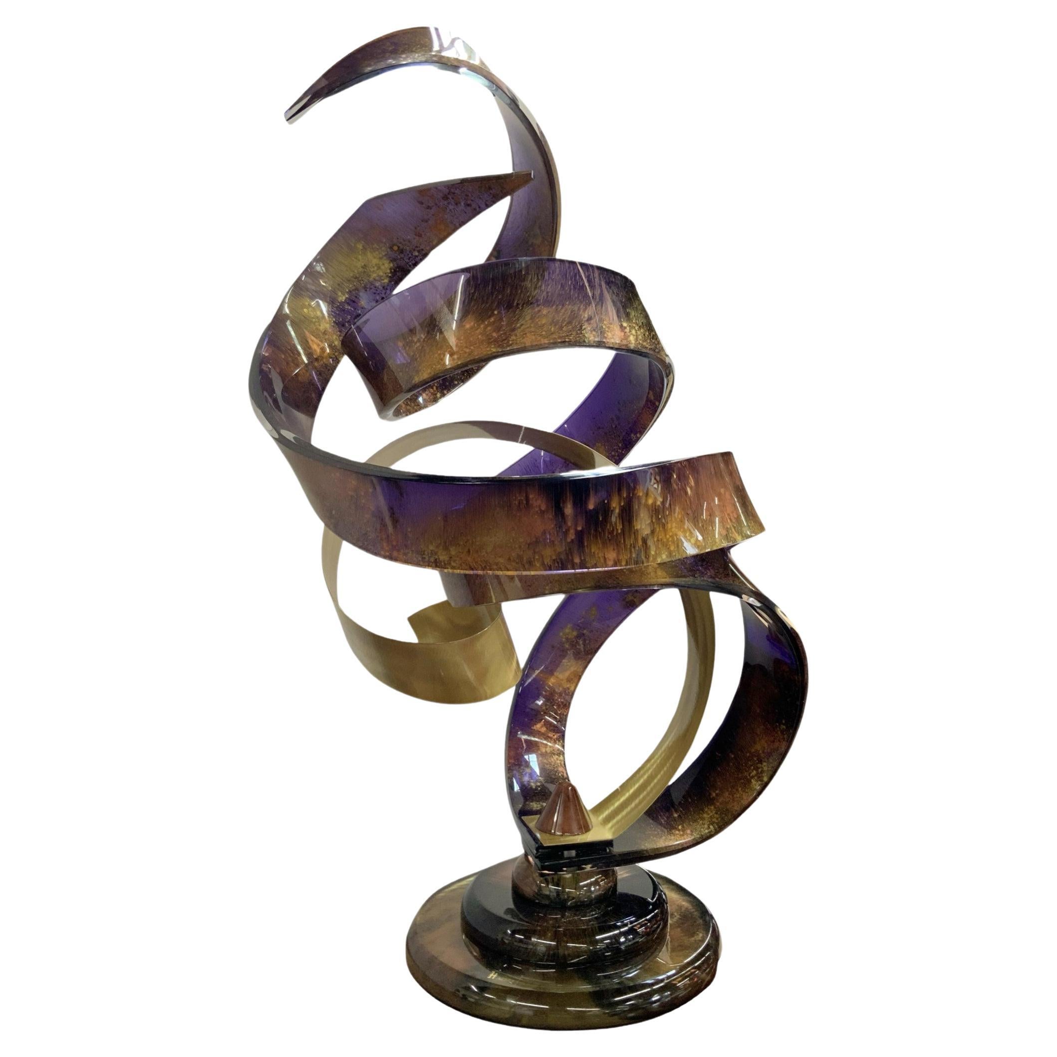 Sculpture spiralée abstraite en lucite et laiton de Shlomi Haziza